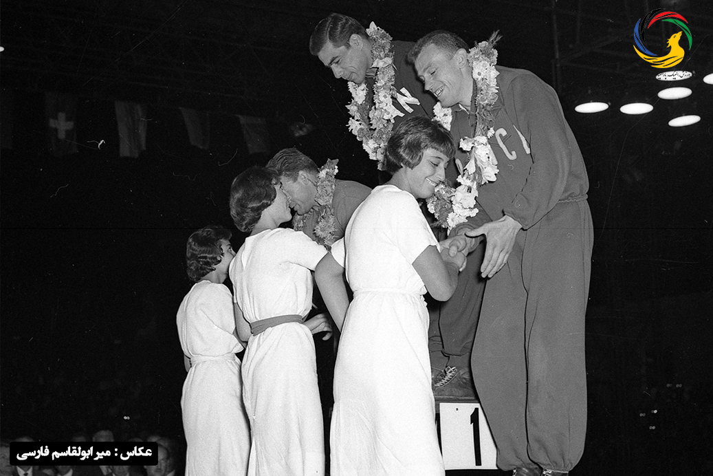 غلامرضا تختی بر سکوی نخست مسابقات جهانی ۱۹۵۹ تهران