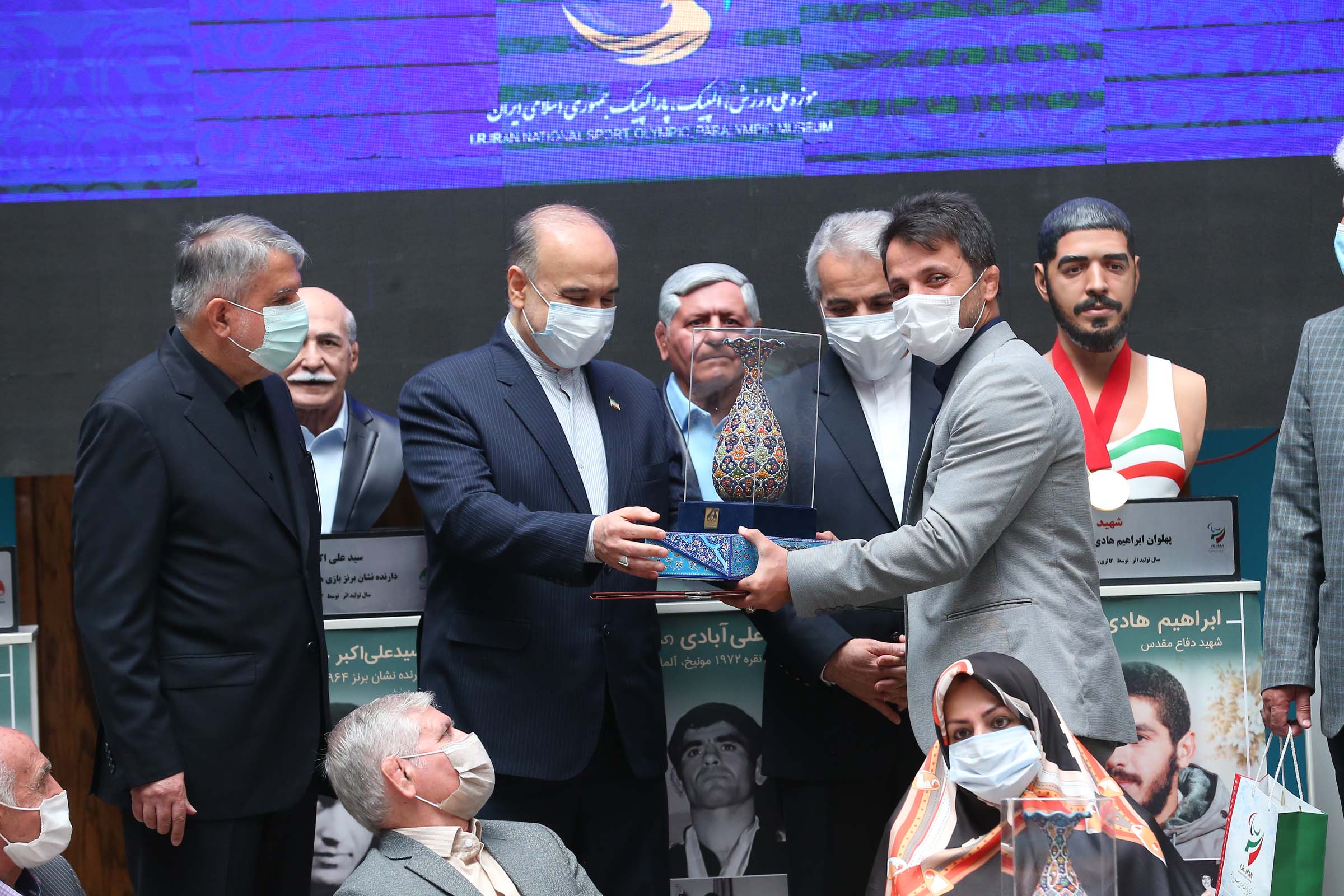 آئین رونمایی از تندیس پنج نفر از  مدال آوران تاریخ المپیک،پارالمپیک و شهدای ورزش کشور