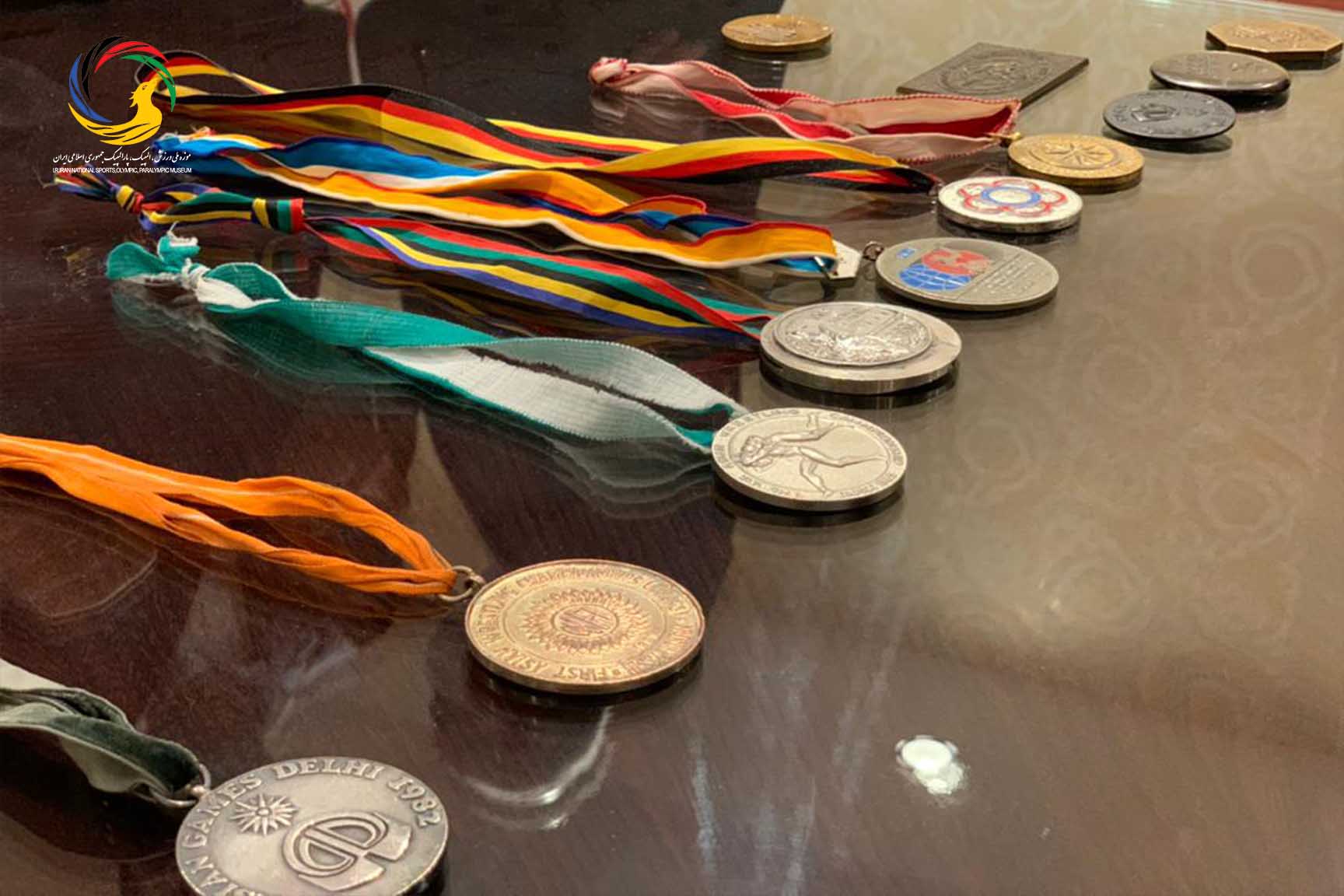 اولین اهدایی مدال نقره المپیک بارسلون به موزه ملی ورزش توسط عسکری محمدیان
