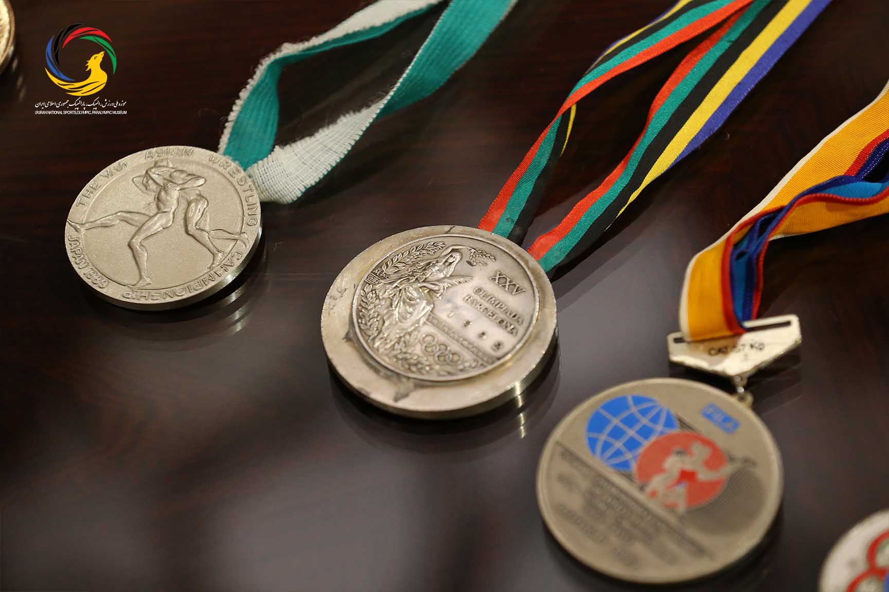 اولین اهدایی مدال نقره المپیک بارسلون به موزه ملی ورزش توسط عسکری محمدیان