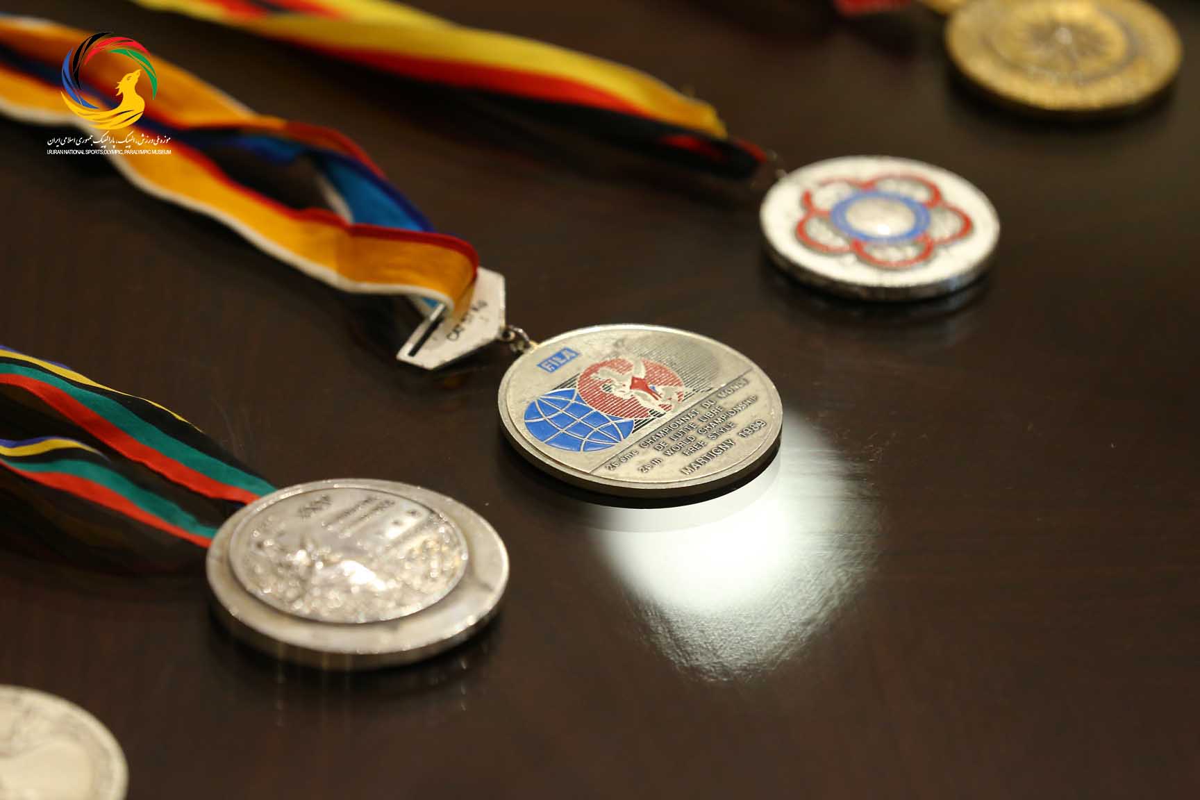 اولین اهدایی مدال نقره المپیک بارسلون به موزه ملی ورزش توسط عسکری محمدیان