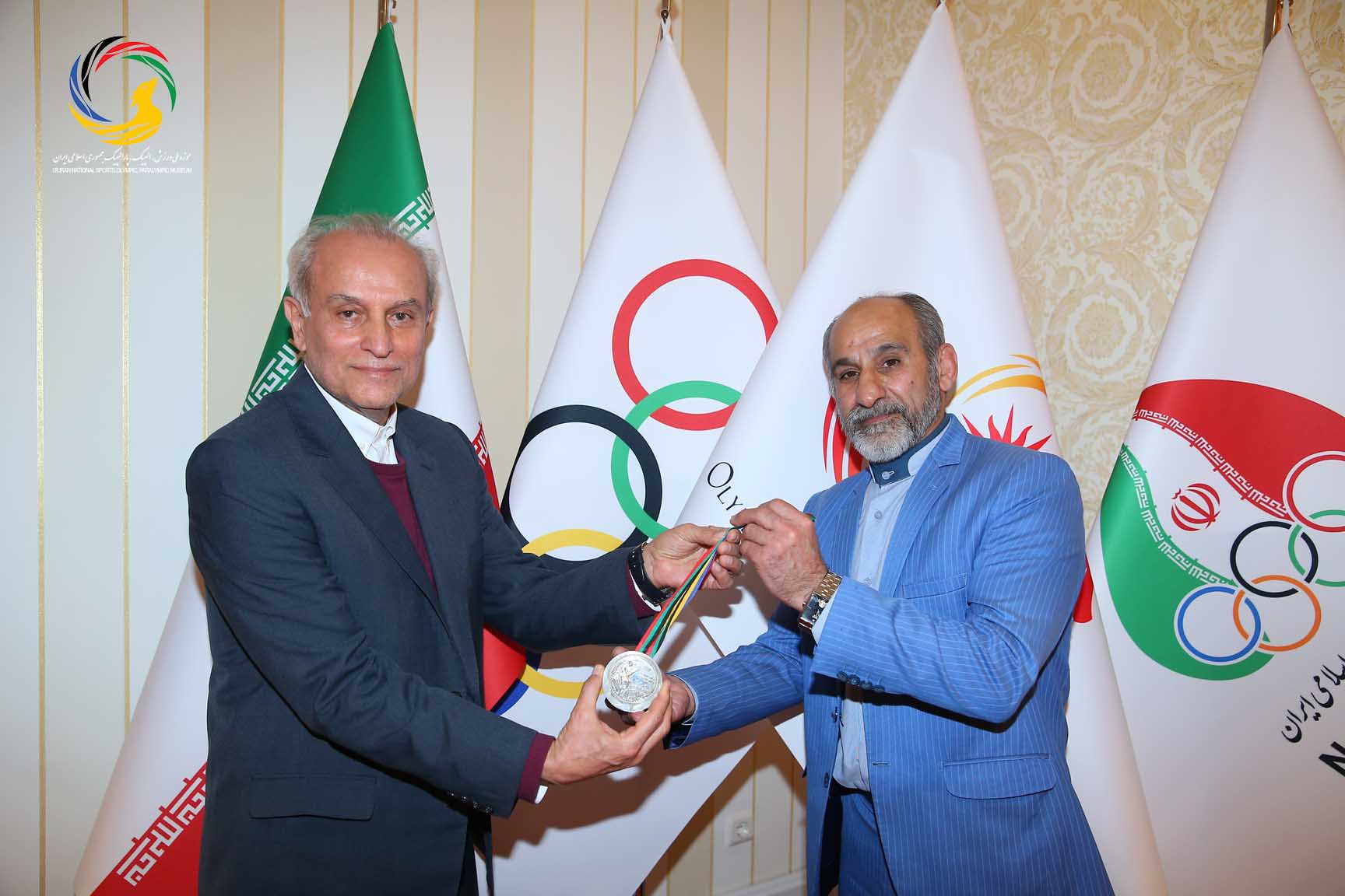 اولین اهدایی مدال نقره المپیک بارسلون به موزه ملی ورزش توسط عسکری محمدیان