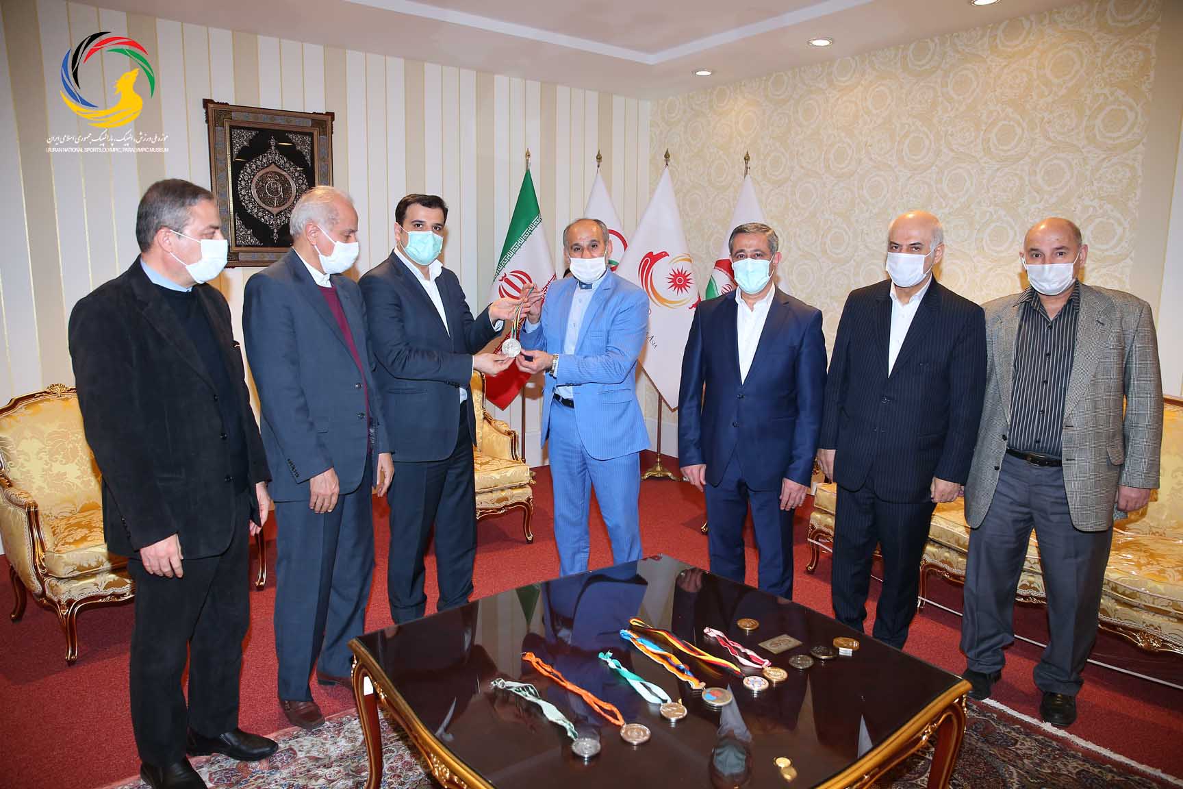 اولین اهدایی مدال نقره المپیک بارسلون به موزه ملی ورزش توسط عسکری محمدیان