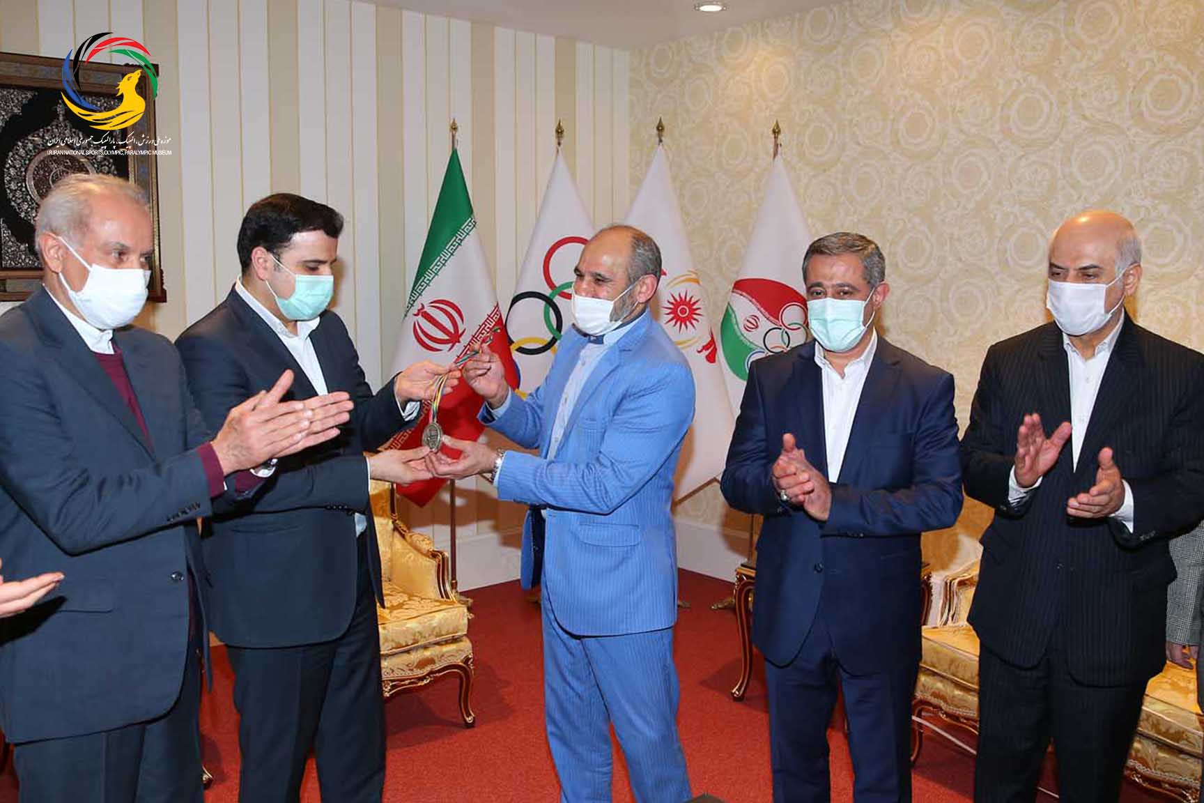 اولین اهدایی مدال نقره المپیک بارسلون به موزه ملی ورزش توسط عسکری محمدیان