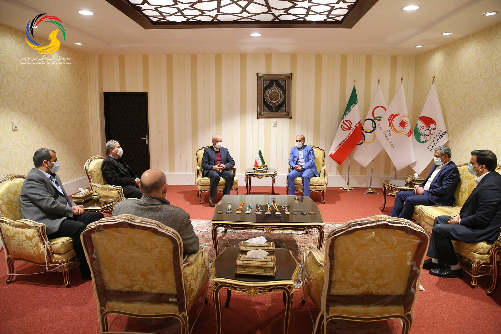 اولین اهدایی مدال نقره المپیک بارسلون به موزه ملی ورزش توسط عسکری محمدیان