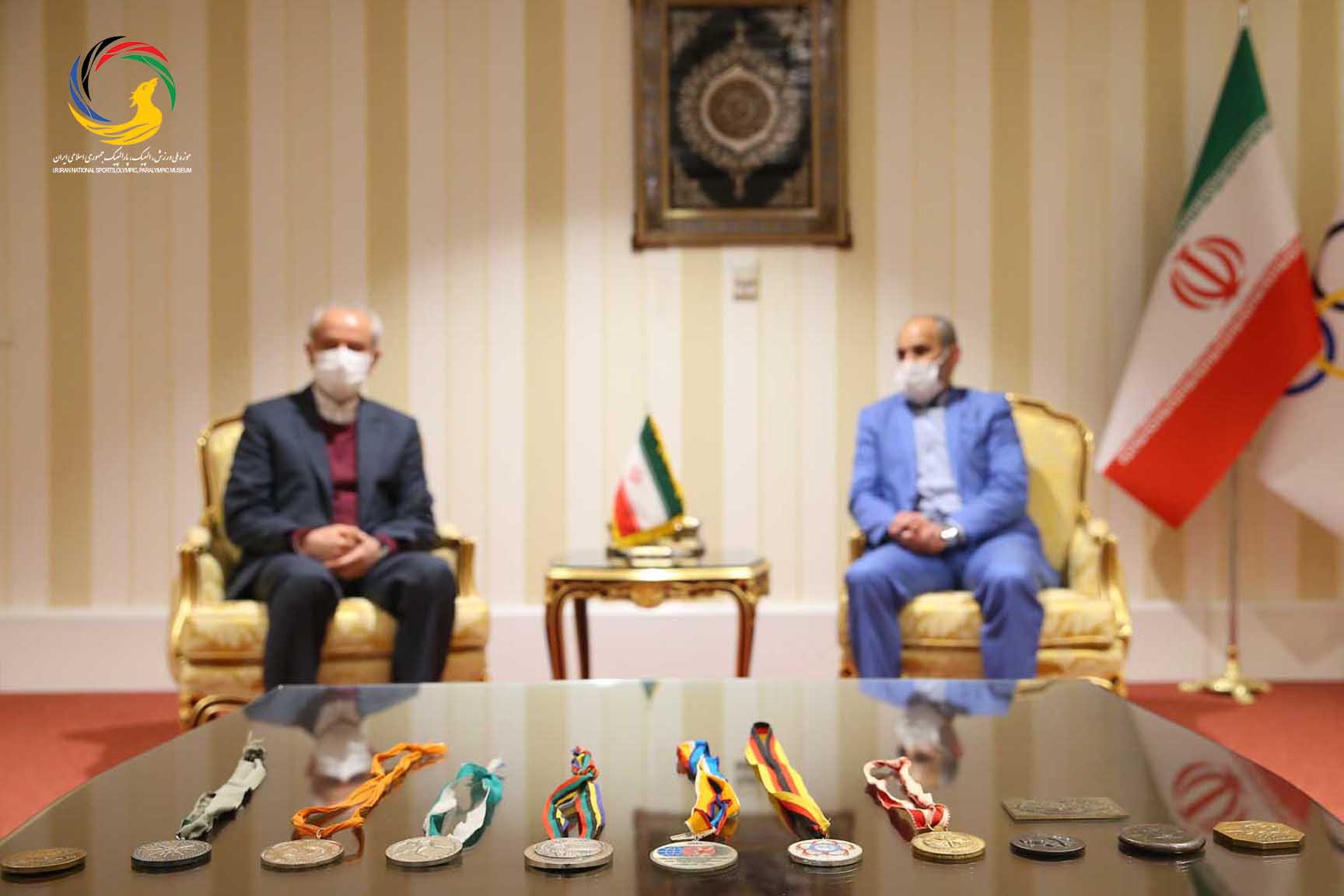 اولین اهدایی مدال نقره المپیک بارسلون به موزه ملی ورزش توسط عسکری محمدیان