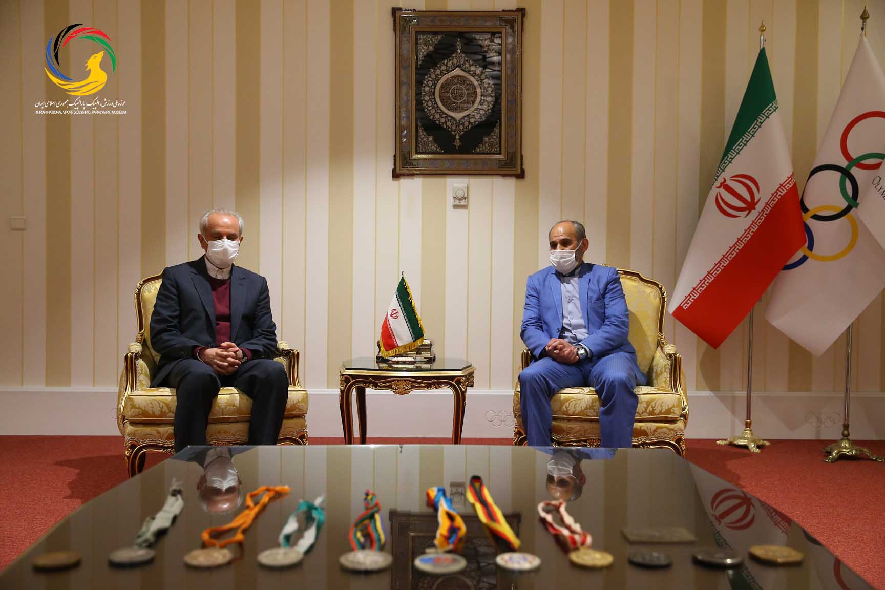 اولین اهدایی مدال نقره المپیک بارسلون به موزه ملی ورزش توسط عسکری محمدیان