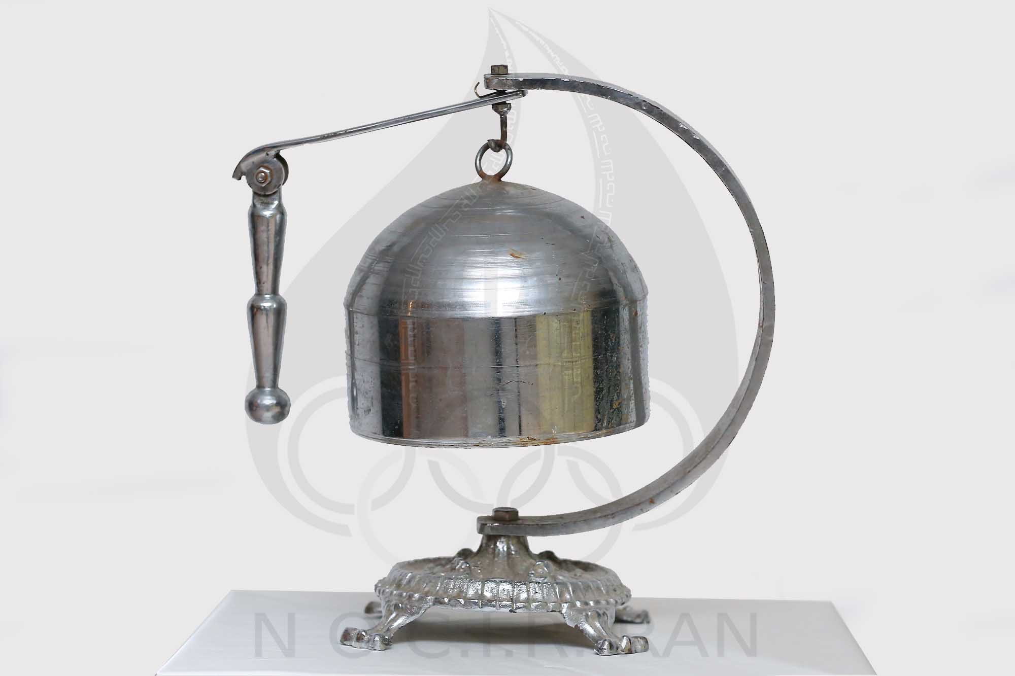 زنگ قدیمی زورخانه با قدمتی 80 ساله جنس آهن