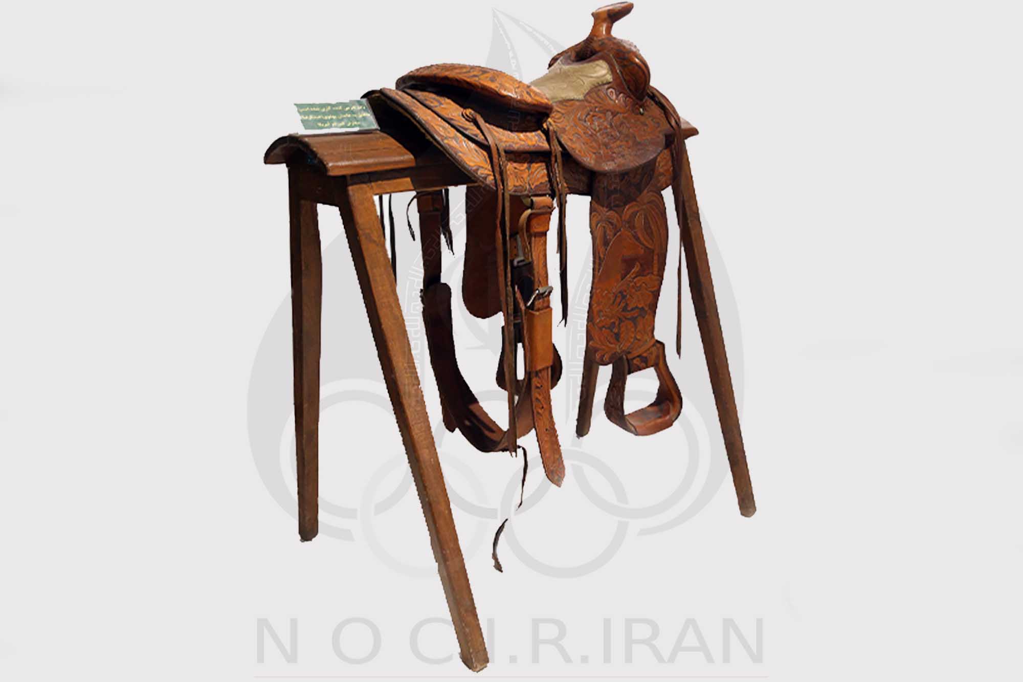 زین اسب، متعلق به خاندان پهلوی دوم (عبدالرضا پهلوی، ۱۳۰۳ - ۱۳۸۳ ه.ش)