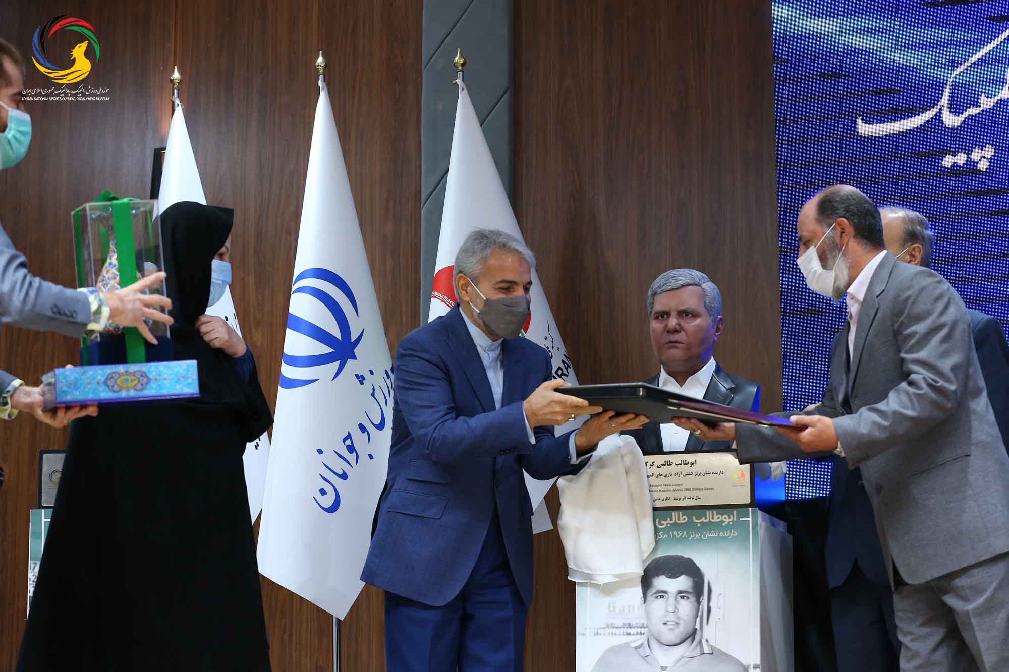 آئین رونمایی از سردیس ده نفر از قهرمانان تاریخ المپیک و پارالمپیک