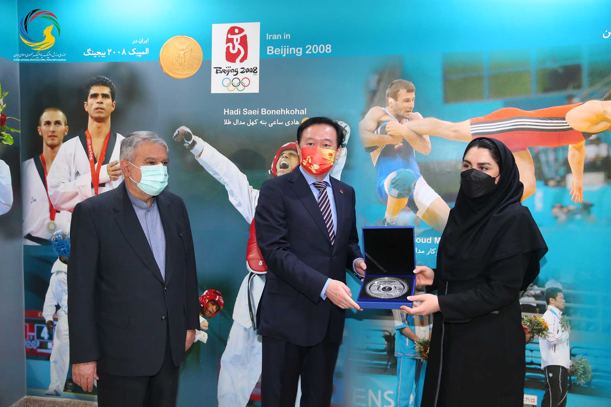 اهدایی سفیر کشور چین به مدیر موزه ملی ورزش، المپیک، پارالمپیک