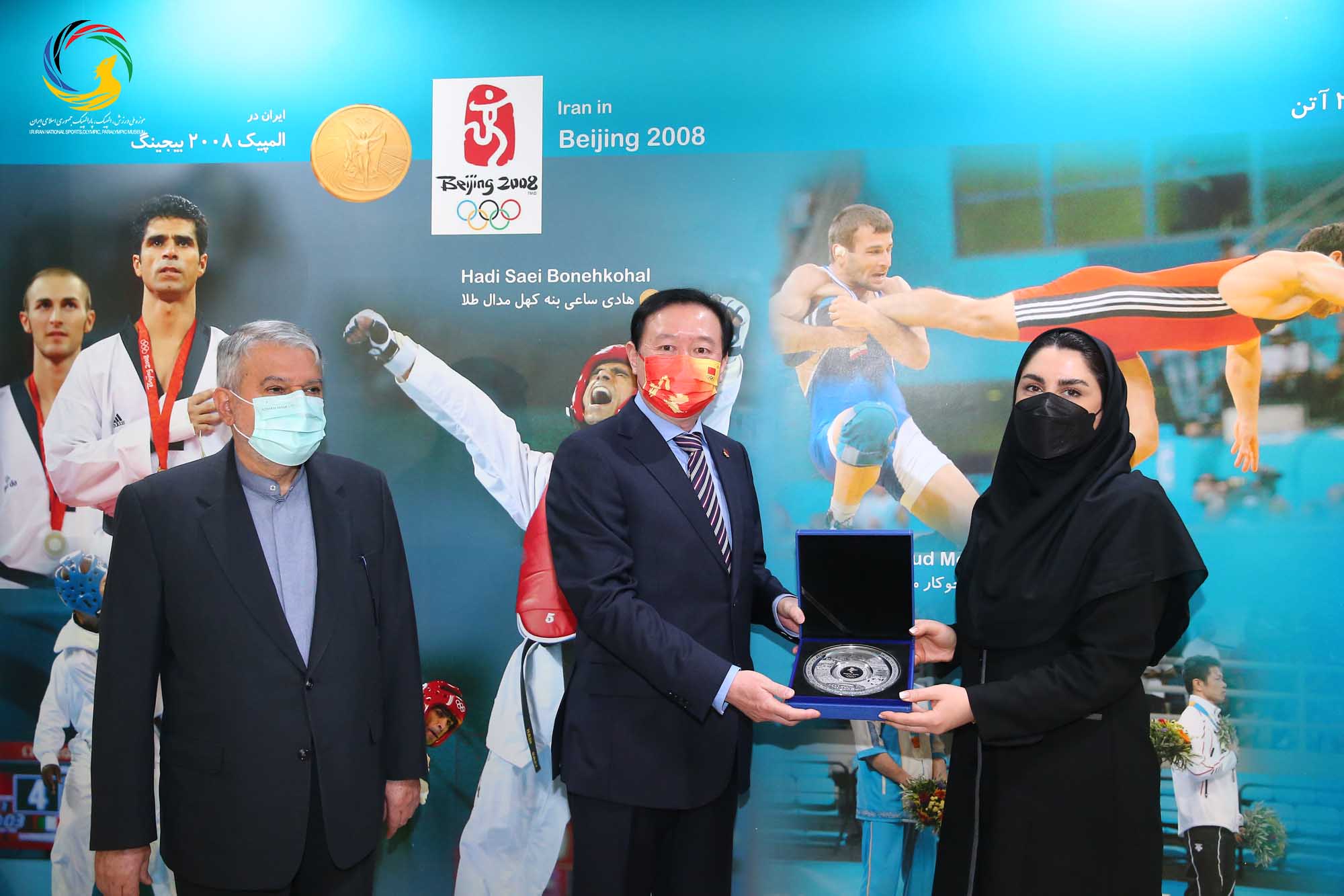 اهدایی سفیر کشور چین به مدیر موزه ملی ورزش، المپیک، پارالمپیک