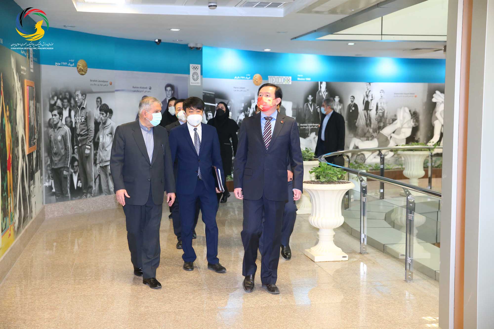 اهدایی سفیر کشور چین به مدیر موزه ملی ورزش، المپیک، پارالمپیک