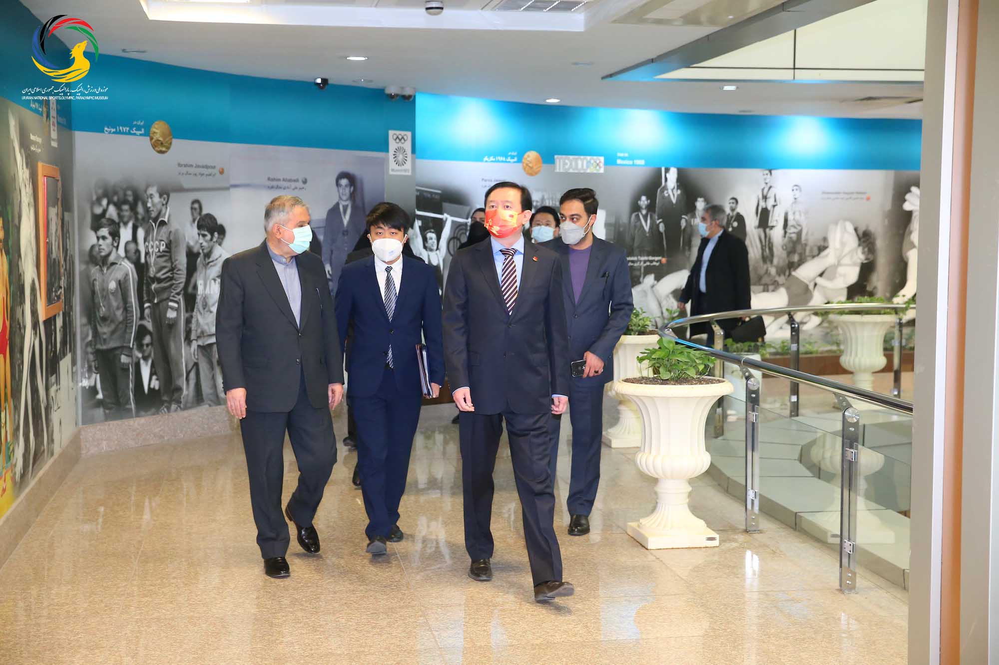 اهدایی سفیر کشور چین به مدیر موزه ملی ورزش، المپیک، پارالمپیک