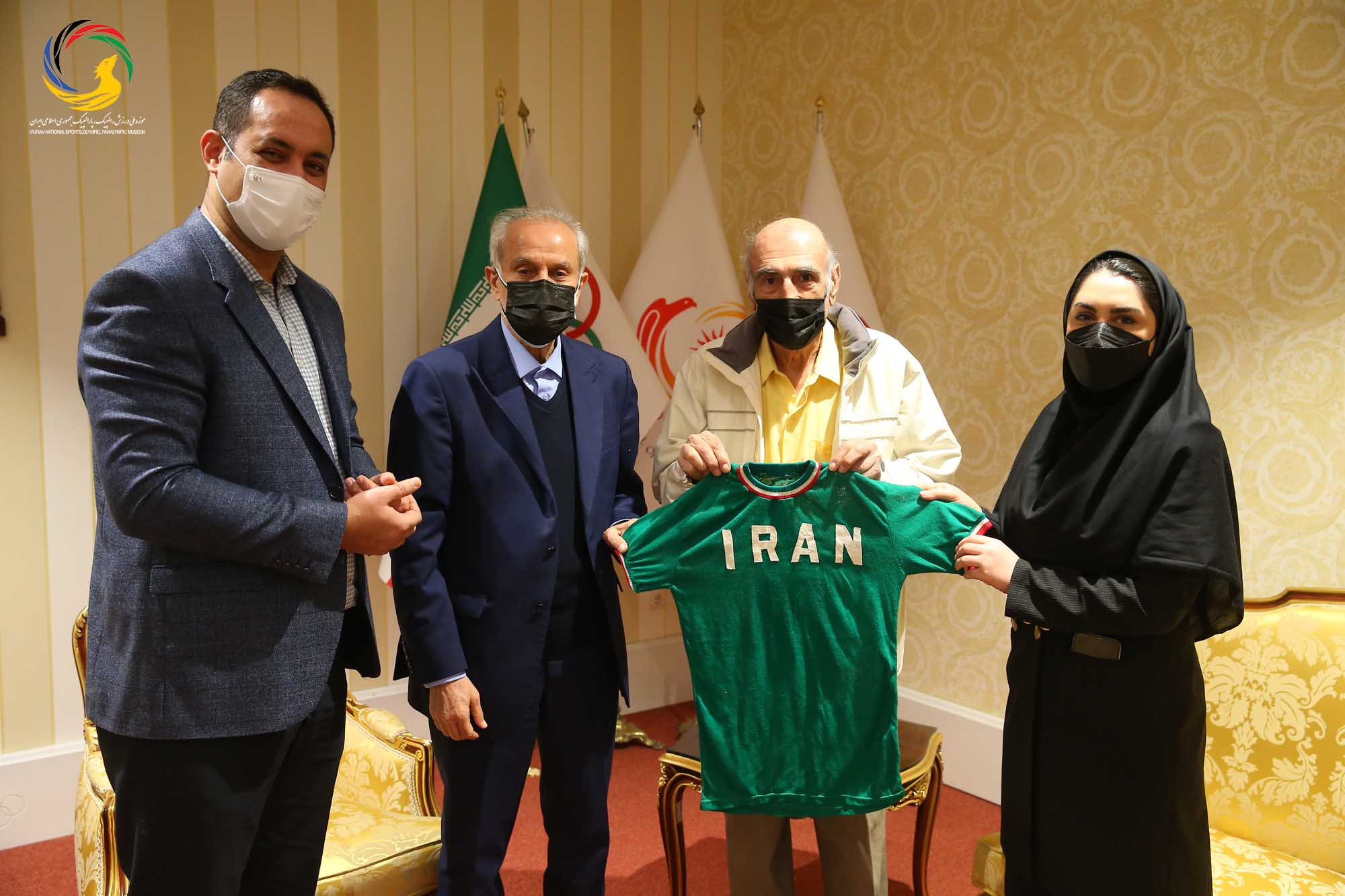 اهدای پیراهن تیم ملی و داوری پیشکسوت فوتبال به موزه ملی ورزش المپیک و پارالمپیک