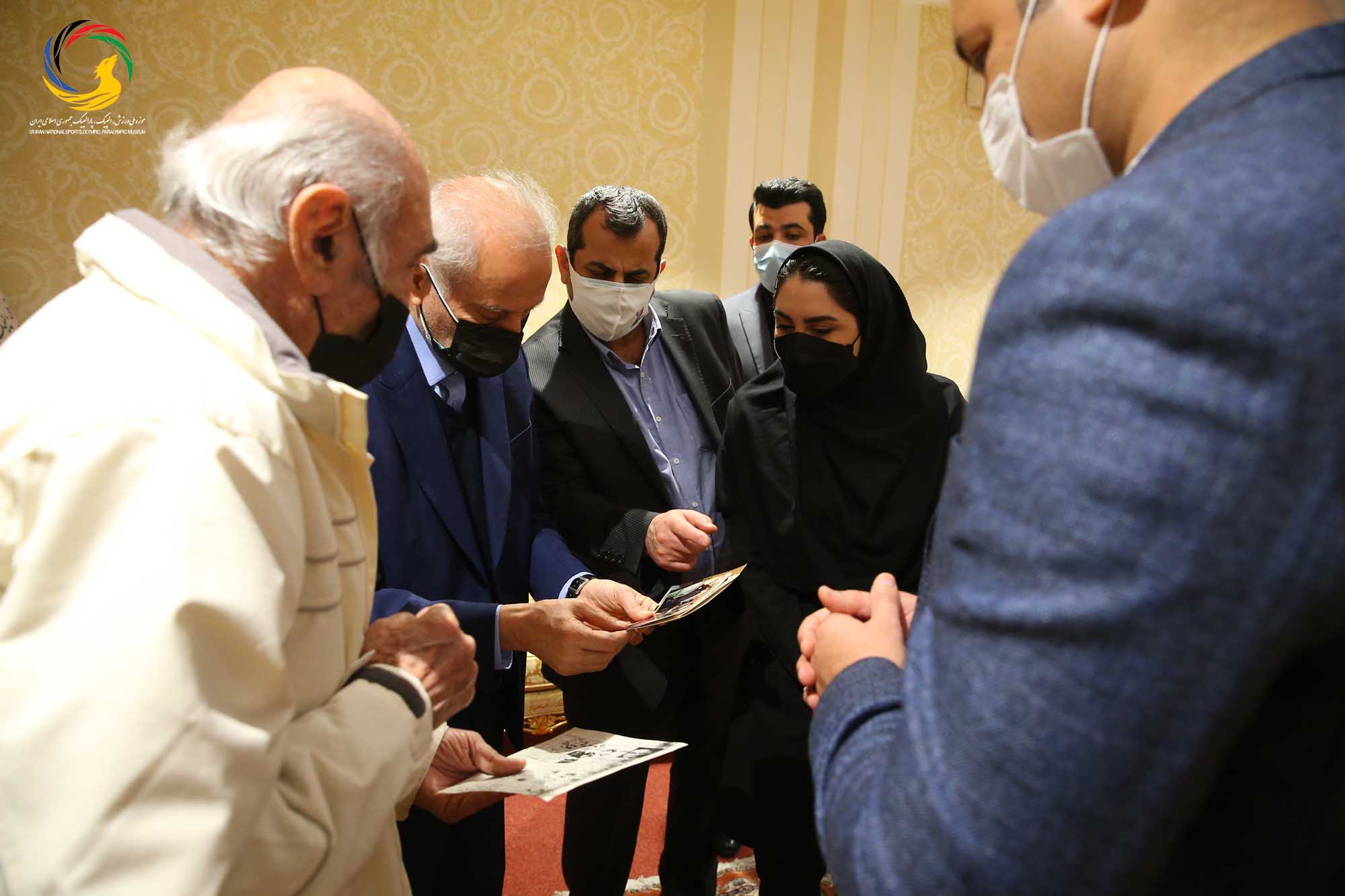 اهدای پیراهن تیم ملی و داوری توسط پیشکسوت فوتبال (محسن زمانی) به موزه ملی ورزش، المپیک، پارالمپیک