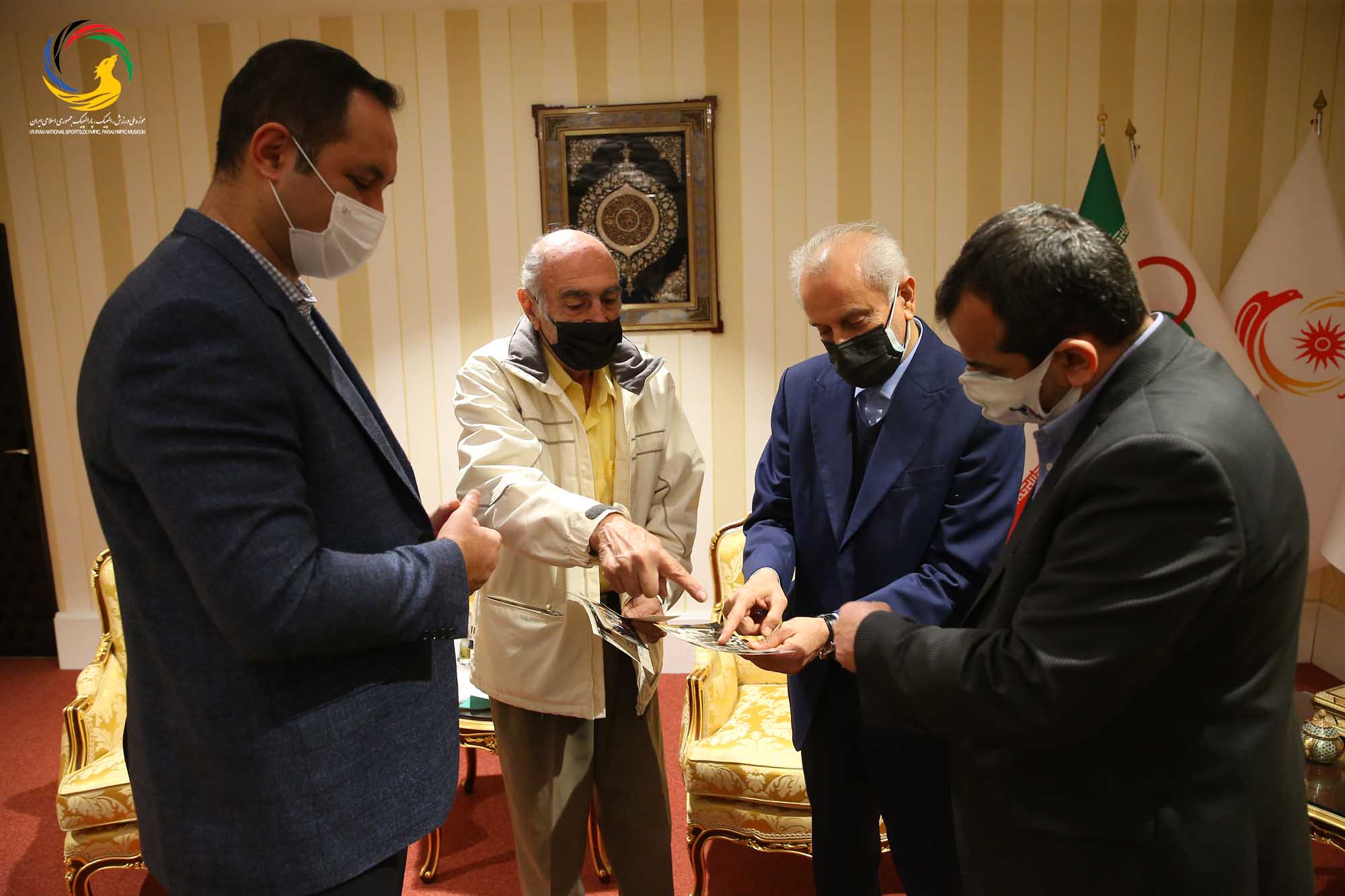 اهدای پیراهن تیم ملی و داوری توسط پیشکسوت فوتبال (محسن زمانی) به موزه ملی ورزش، المپیک، پارالمپیک
