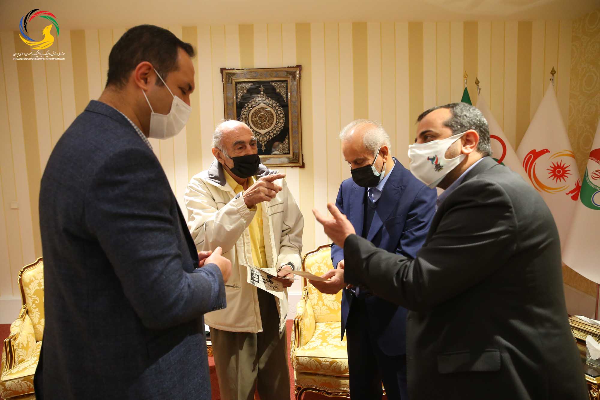 اهدای پیراهن تیم ملی و داوری توسط پیشکسوت فوتبال (محسن زمانی) به موزه ملی ورزش، المپیک، پارالمپیک