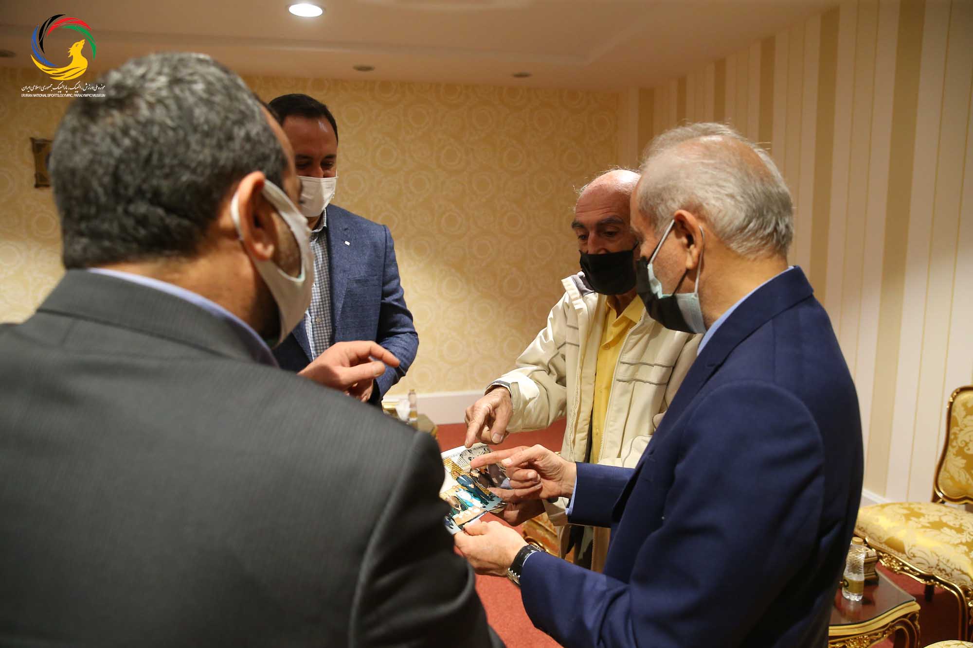 اهدای پیراهن تیم ملی و داوری توسط پیشکسوت فوتبال (محسن زمانی) به موزه ملی ورزش، المپیک، پارالمپیک