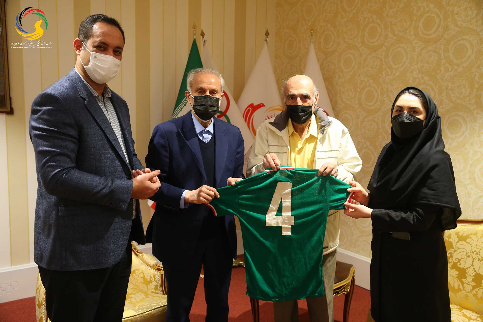 اهدای پیراهن تیم ملی و داوری توسط پیشکسوت فوتبال (محسن زمانی) به موزه ملی ورزش، المپیک، پارالمپیک