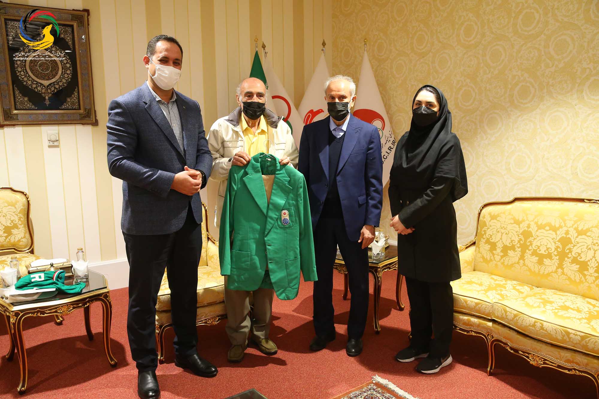 اهدای پیراهن تیم ملی و داوری توسط پیشکسوت فوتبال (محسن زمانی) به موزه ملی ورزش، المپیک، پارالمپیک