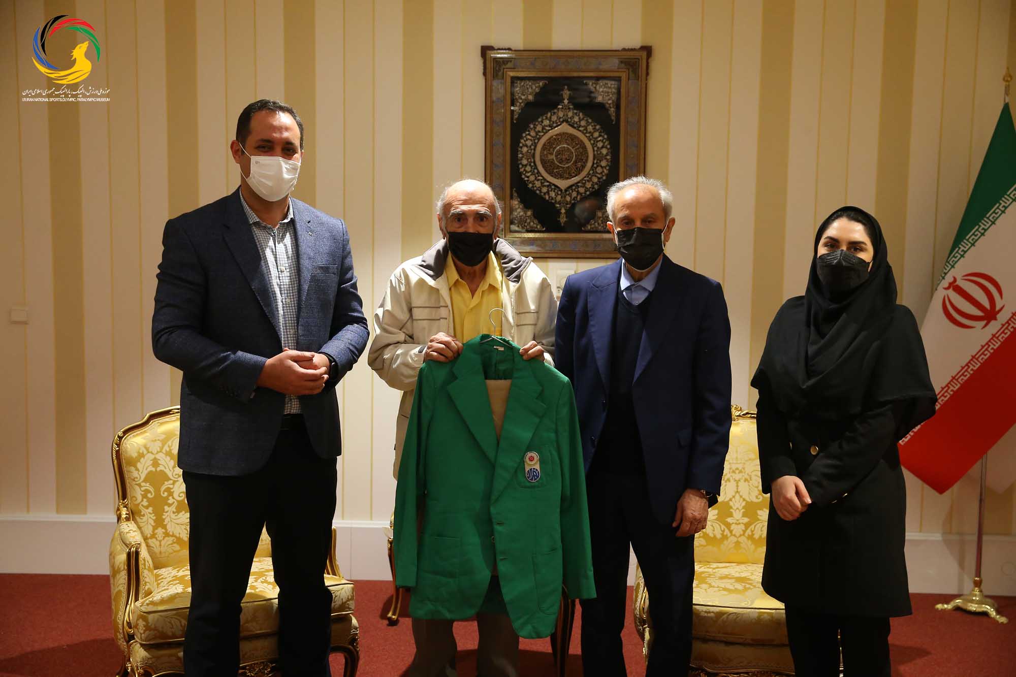 اهدای پیراهن تیم ملی و داوری توسط پیشکسوت فوتبال (محسن زمانی) به موزه ملی ورزش، المپیک، پارالمپیک