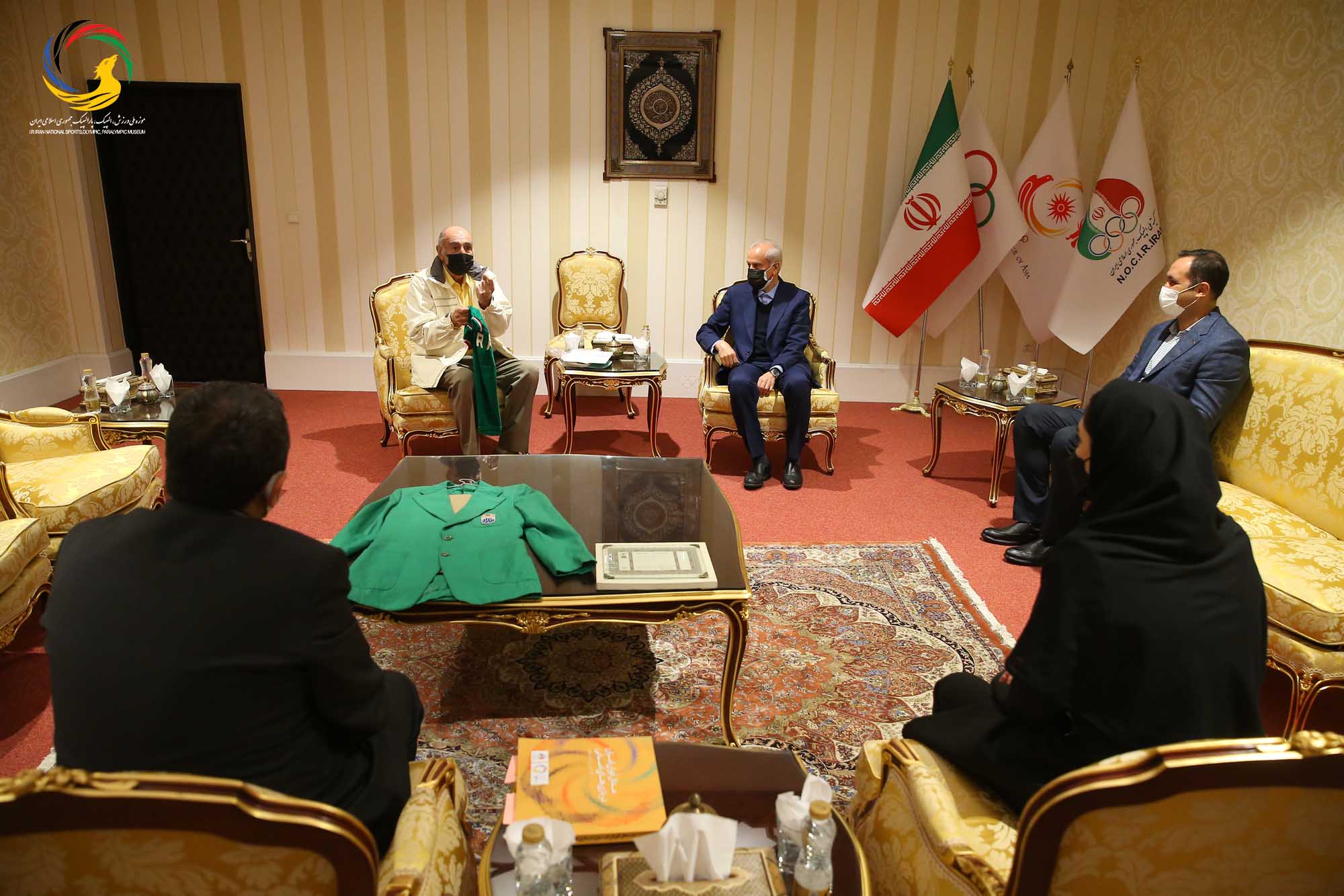 اهدای پیراهن تیم ملی و داوری توسط پیشکسوت فوتبال (محسن زمانی) به موزه ملی ورزش، المپیک، پارالمپیک