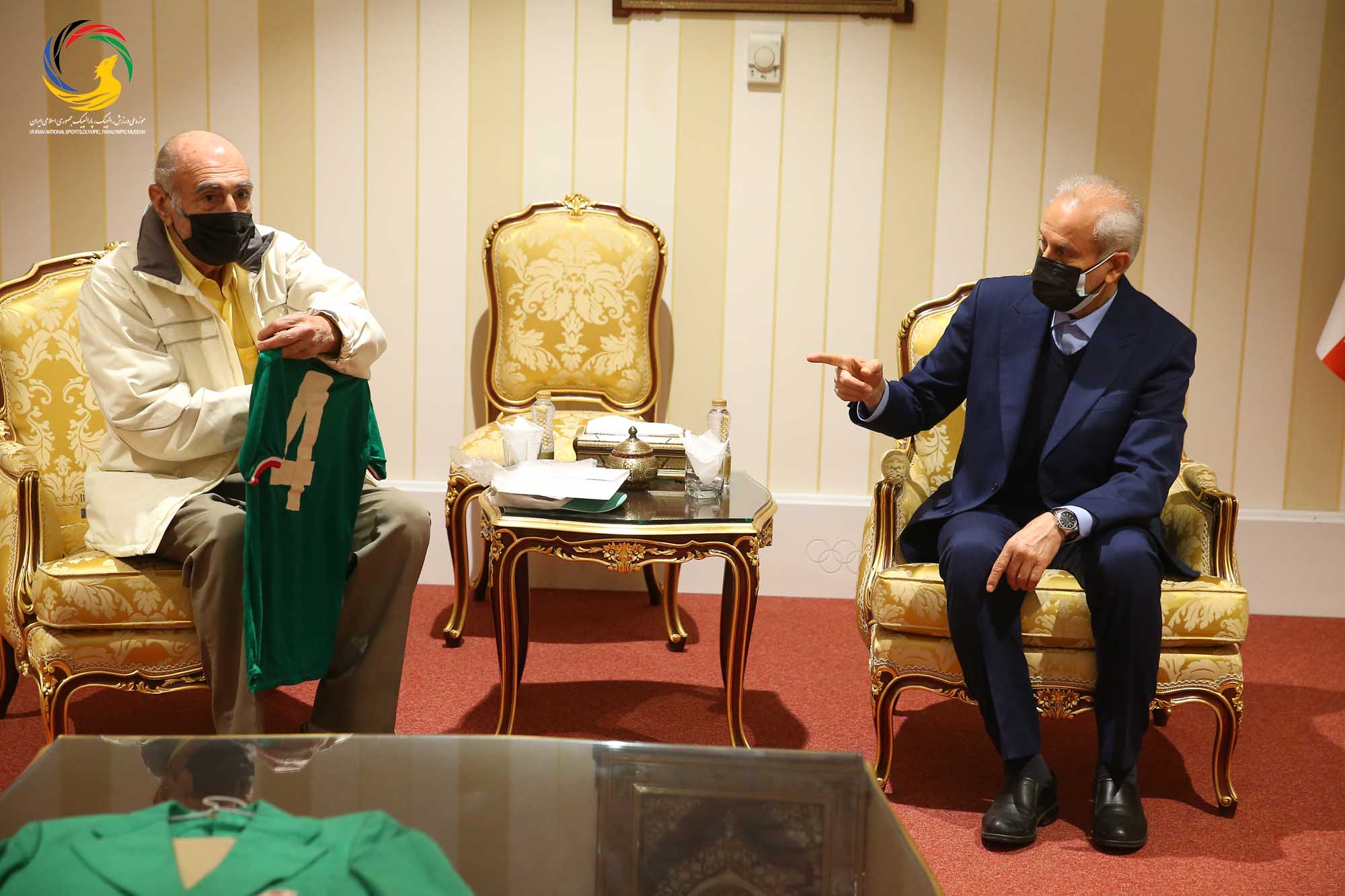 اهدای پیراهن تیم ملی و داوری توسط پیشکسوت فوتبال (محسن زمانی) به موزه ملی ورزش، المپیک، پارالمپیک