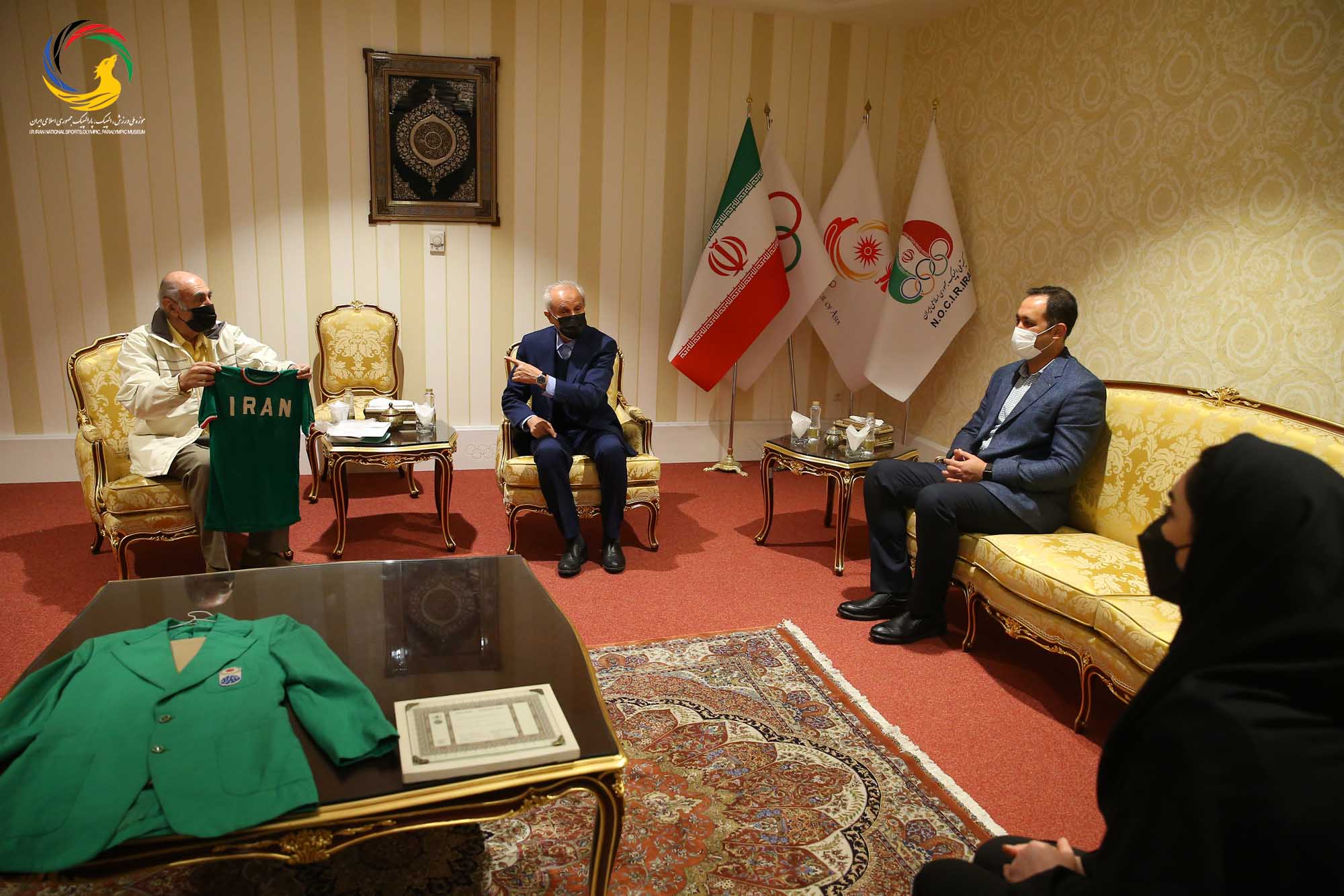 اهدای پیراهن تیم ملی و داوری توسط پیشکسوت فوتبال (محسن زمانی) به موزه ملی ورزش، المپیک، پارالمپیک