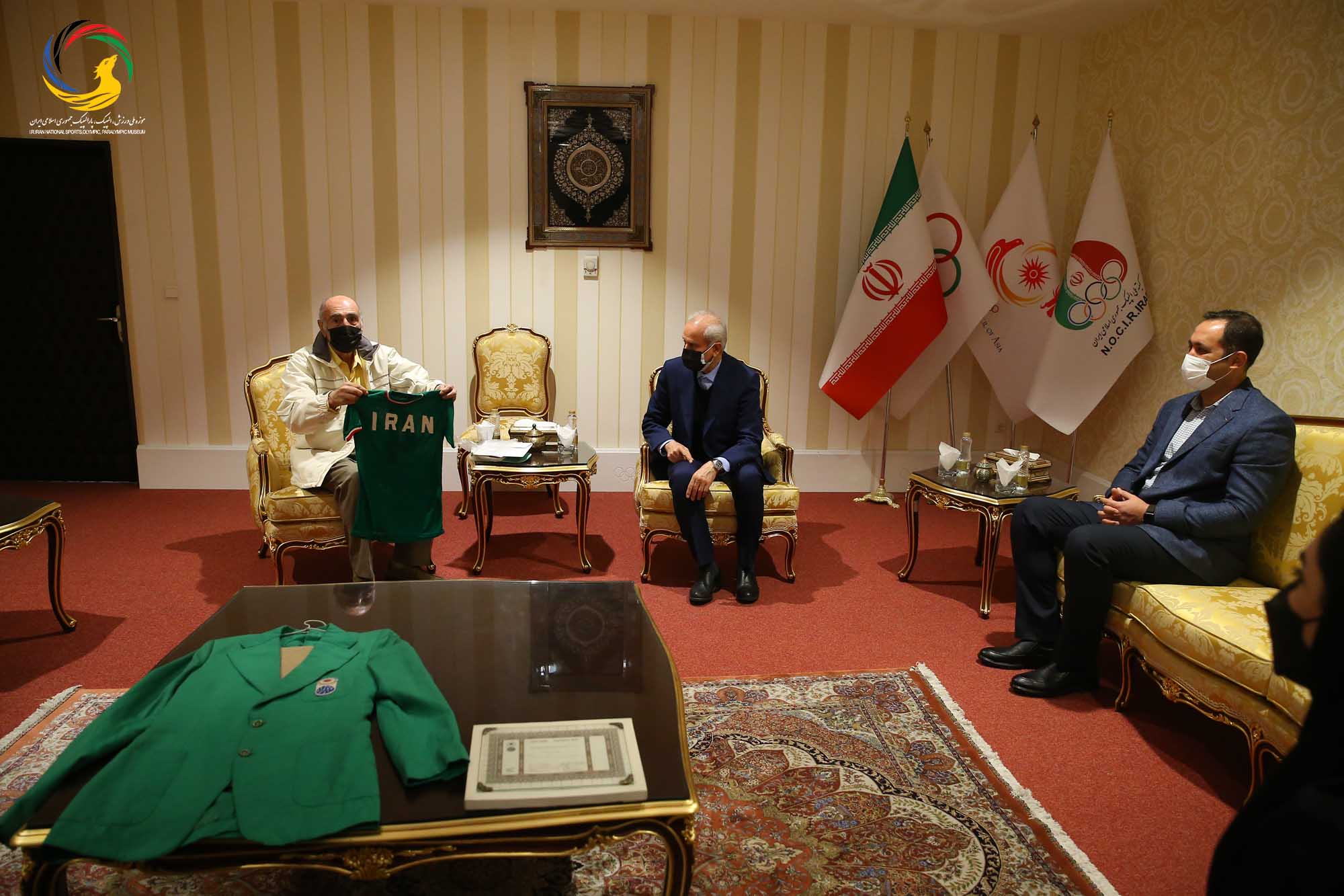 اهدای پیراهن تیم ملی و داوری توسط پیشکسوت فوتبال (محسن زمانی) به موزه ملی ورزش، المپیک، پارالمپیک