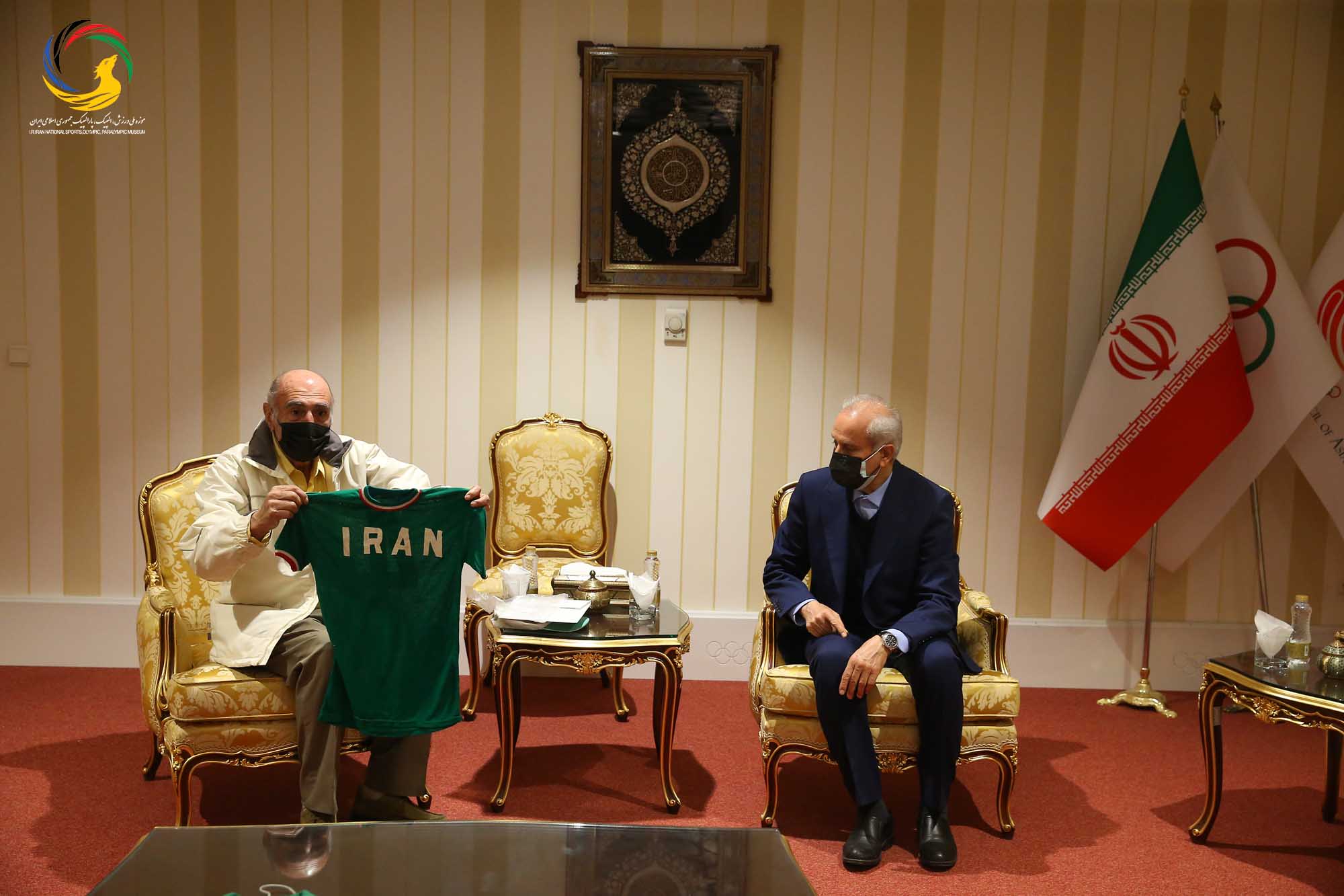 اهدای پیراهن تیم ملی و داوری توسط پیشکسوت فوتبال (محسن زمانی) به موزه ملی ورزش، المپیک، پارالمپیک