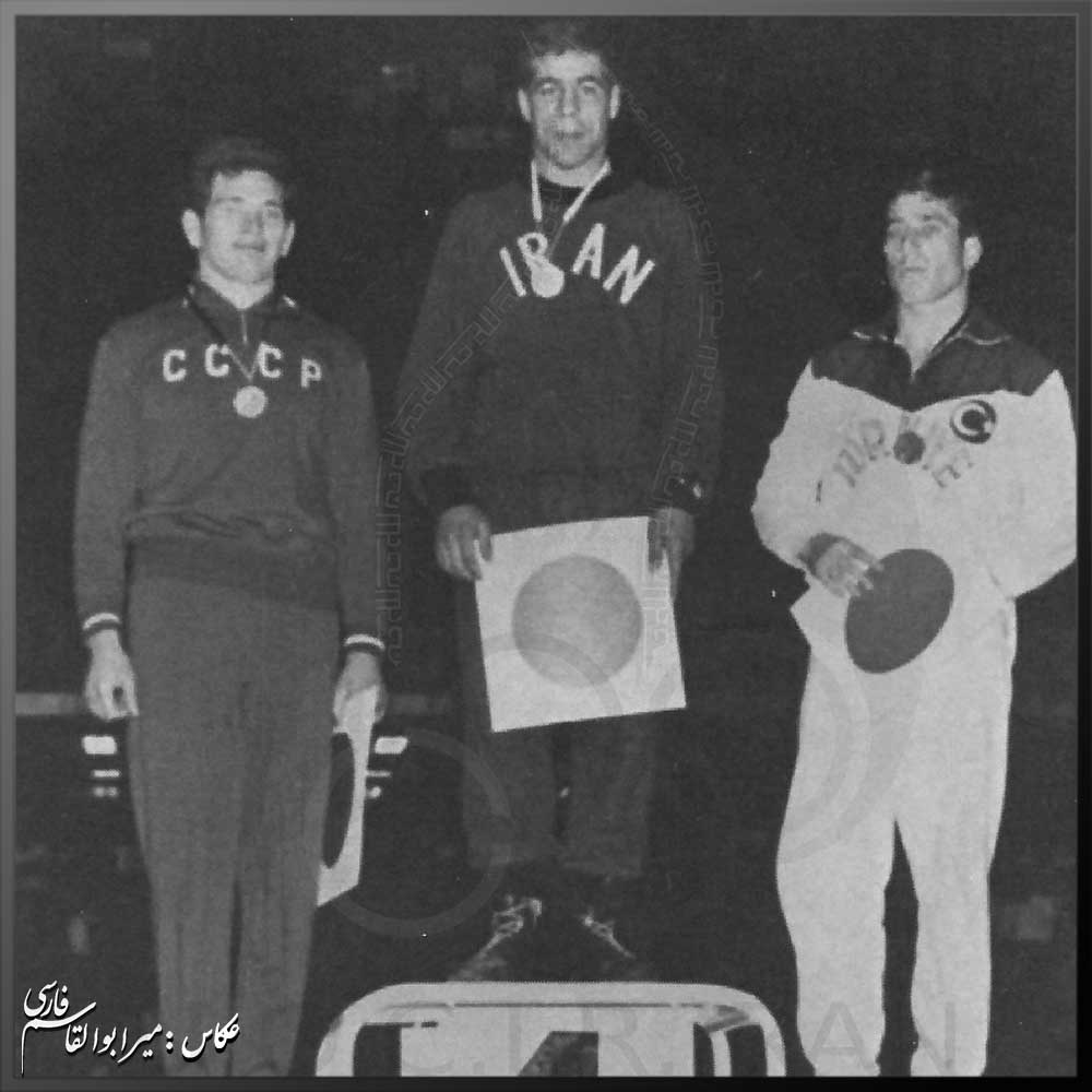 غلامرضا تختی بر سکوی قهرمانی مسابقات جهانی ۱۹۶۱ یوکوهاما