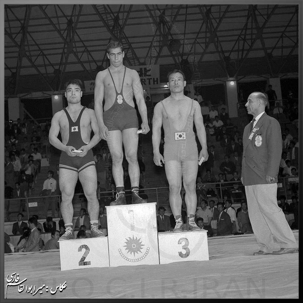 غلامرضا تختی بر سکوی قهرمانی مسابقات کشتی بازی‌های آسیایی ۱۹۵۸ توکیو و کسب مدال طلا