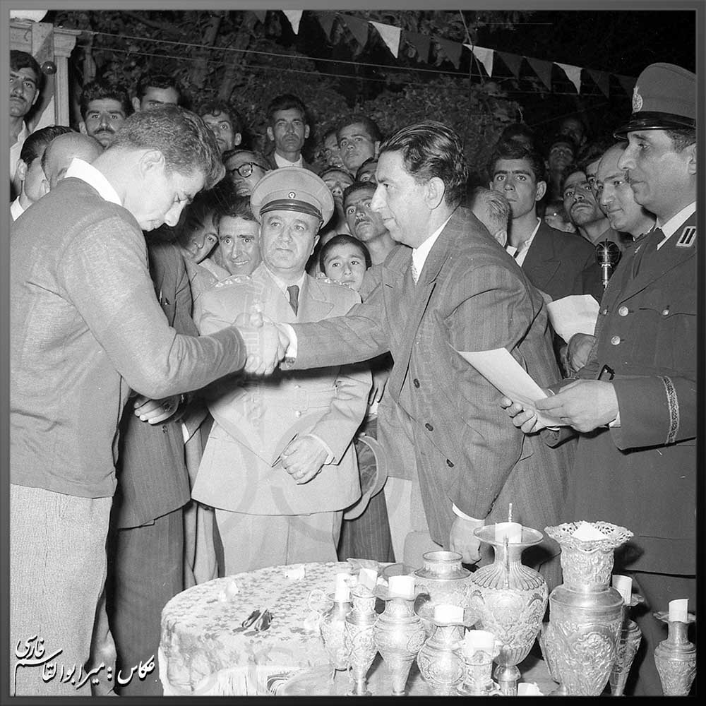 غلامرضا تختی پس از قهرمانی در مسابقات کشوری در سال ۱۳۳۴ به میزبانی قزوین