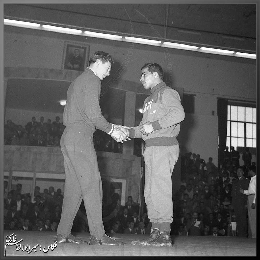 غلامرضا تختی و حریفش الکساندر مدوید در مسابقه دوستانه ایران و شوروی به میزبانی تهران