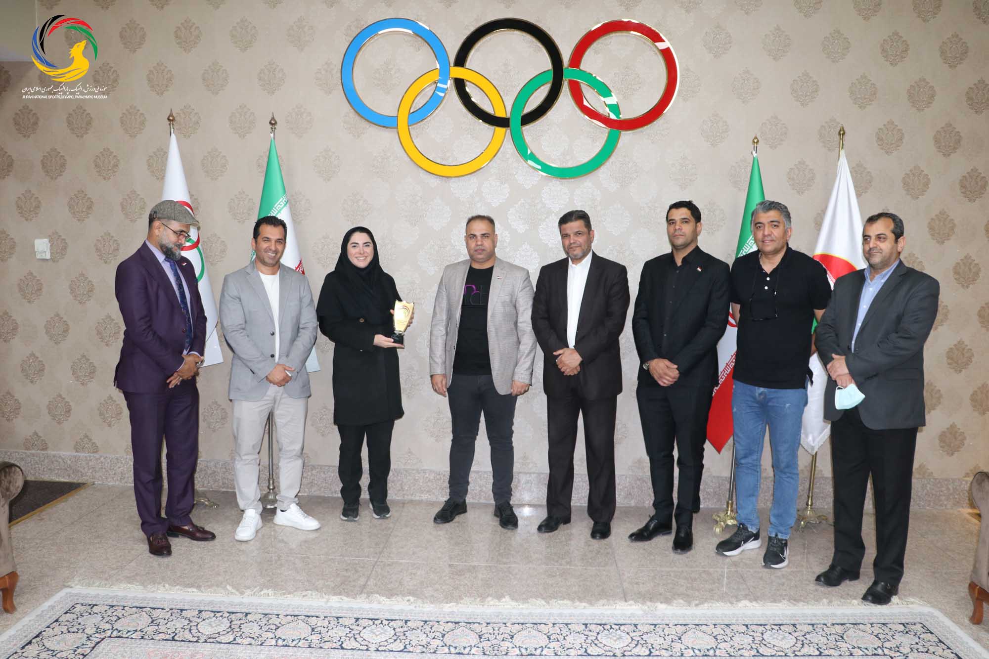 اهدایی دکتر صفا صاحب نیف رئیس فدراسیون تنیس عراق به موزه ملی ورزش، المپیک، پارالمپیک