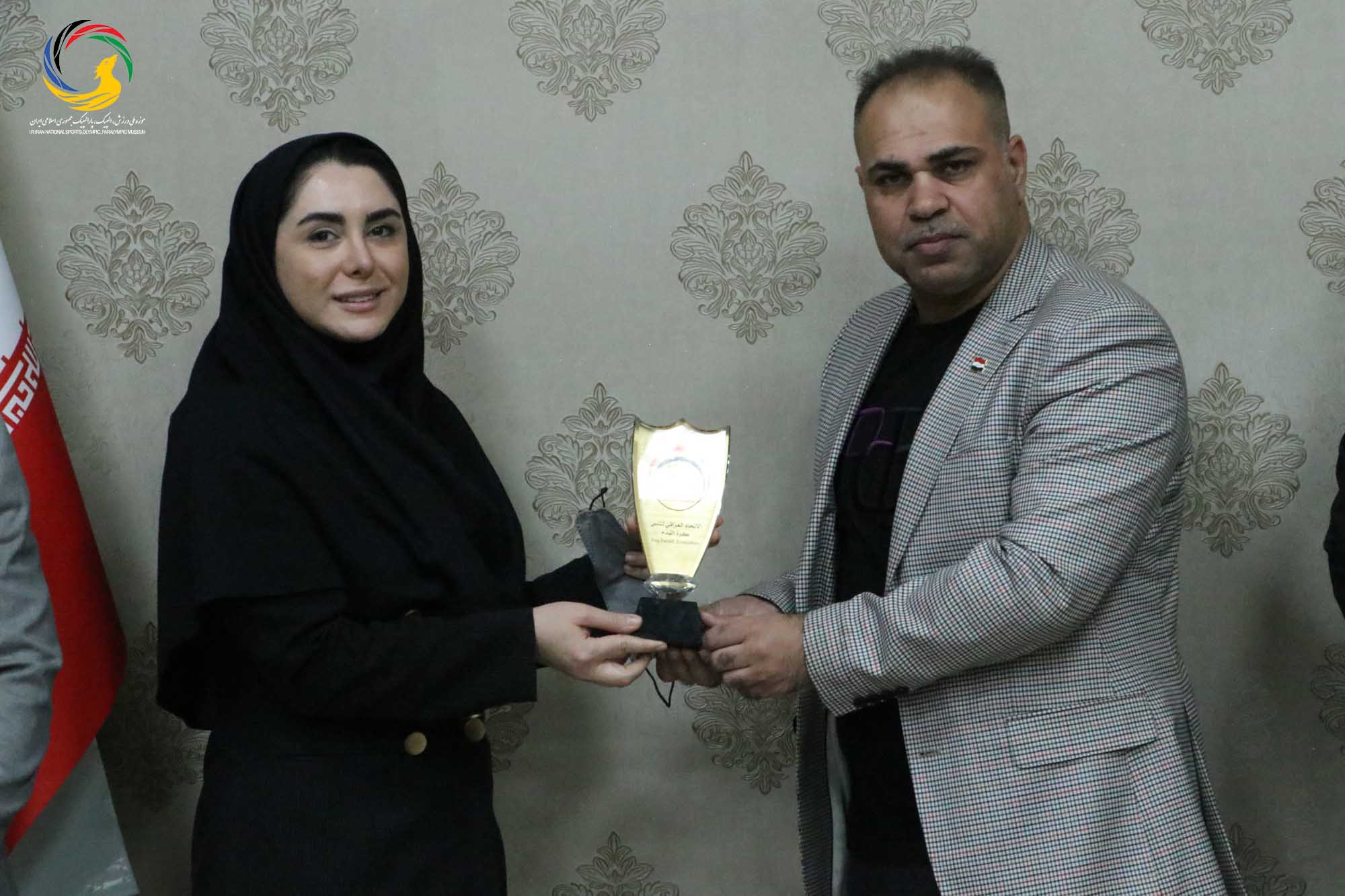 اهدایی دکتر صفا صاحب نیف رئیس فدراسیون تنیس عراق به موزه ملی ورزش، المپیک، پارالمپیک