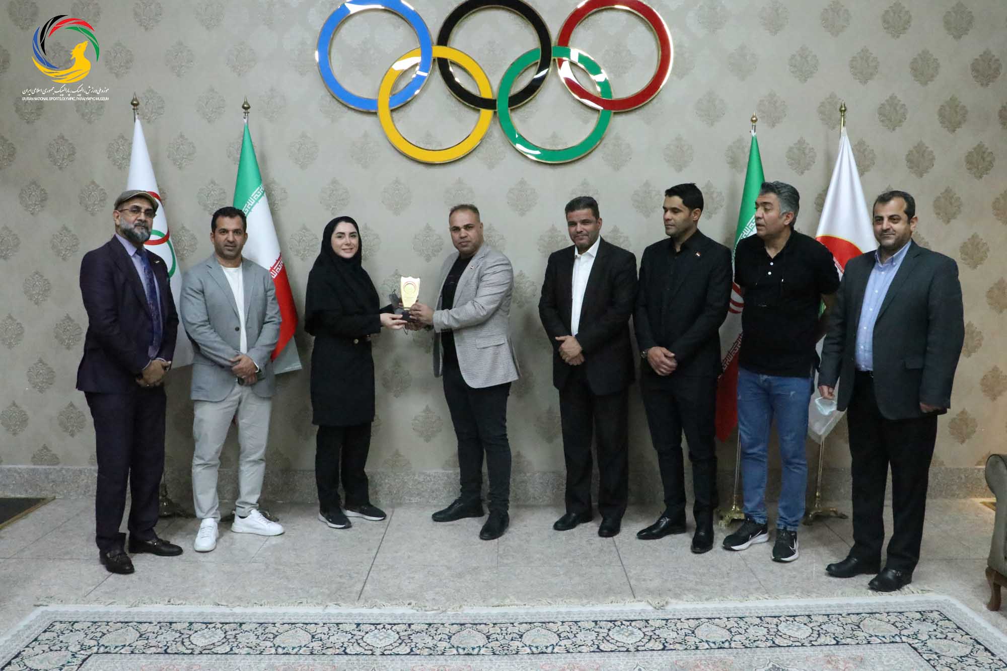 اهدایی دکتر صفا صاحب نیف رئیس فدراسیون تنیس عراق به موزه ملی ورزش، المپیک، پارالمپیک