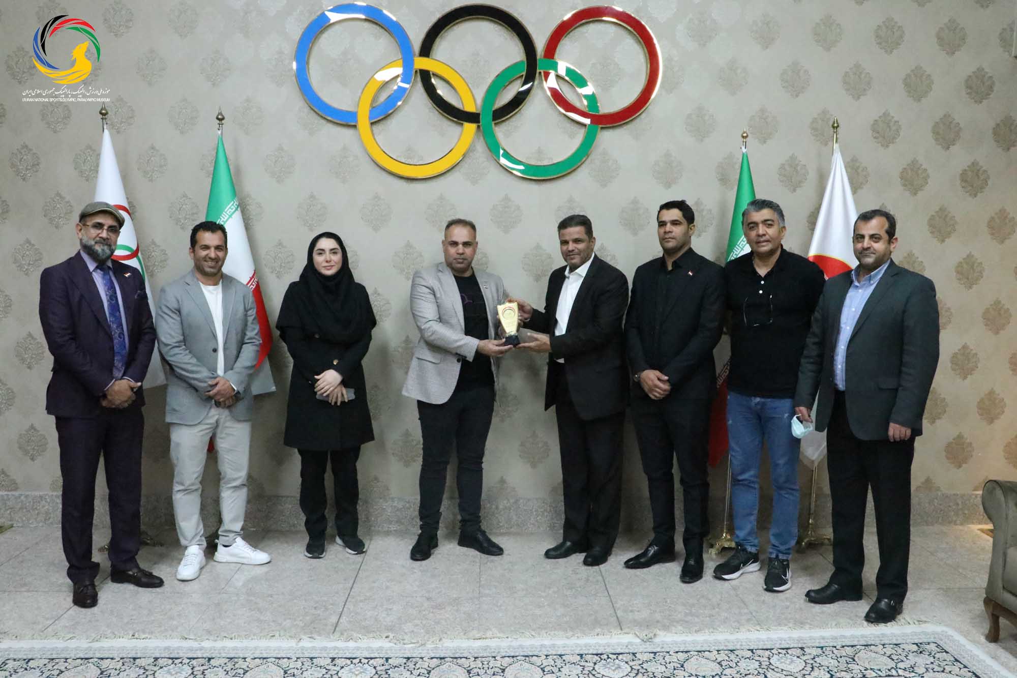 اهدایی دکتر صفا صاحب نیف رئیس فدراسیون تنیس عراق به موزه ملی ورزش، المپیک، پارالمپیک