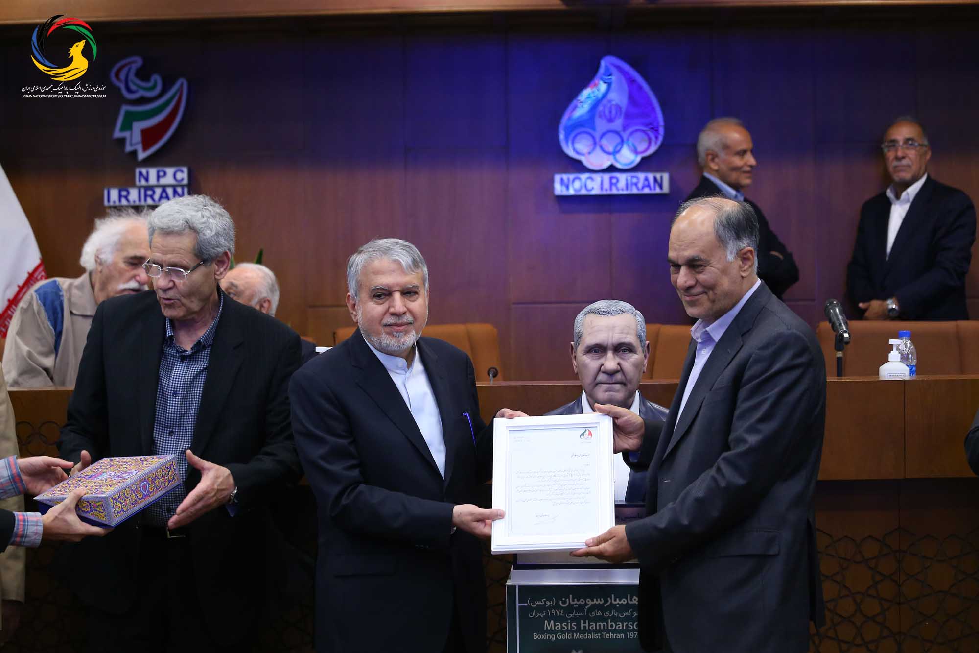 مراسم تجلیل از پیشکسوتان بوکس ایران و رونمایی از سردیس ماسیس هامبارسومیان
