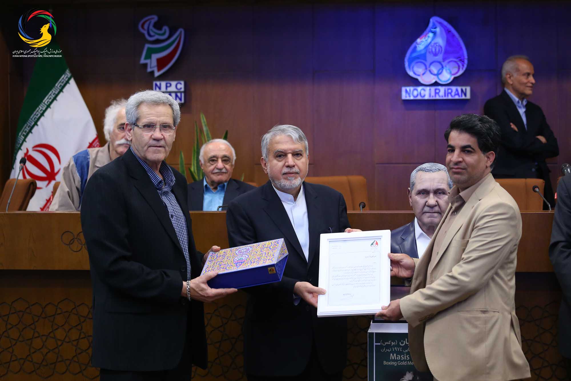مراسم تجلیل از پیشکسوتان بوکس ایران و رونمایی از سردیس ماسیس هامبارسومیان