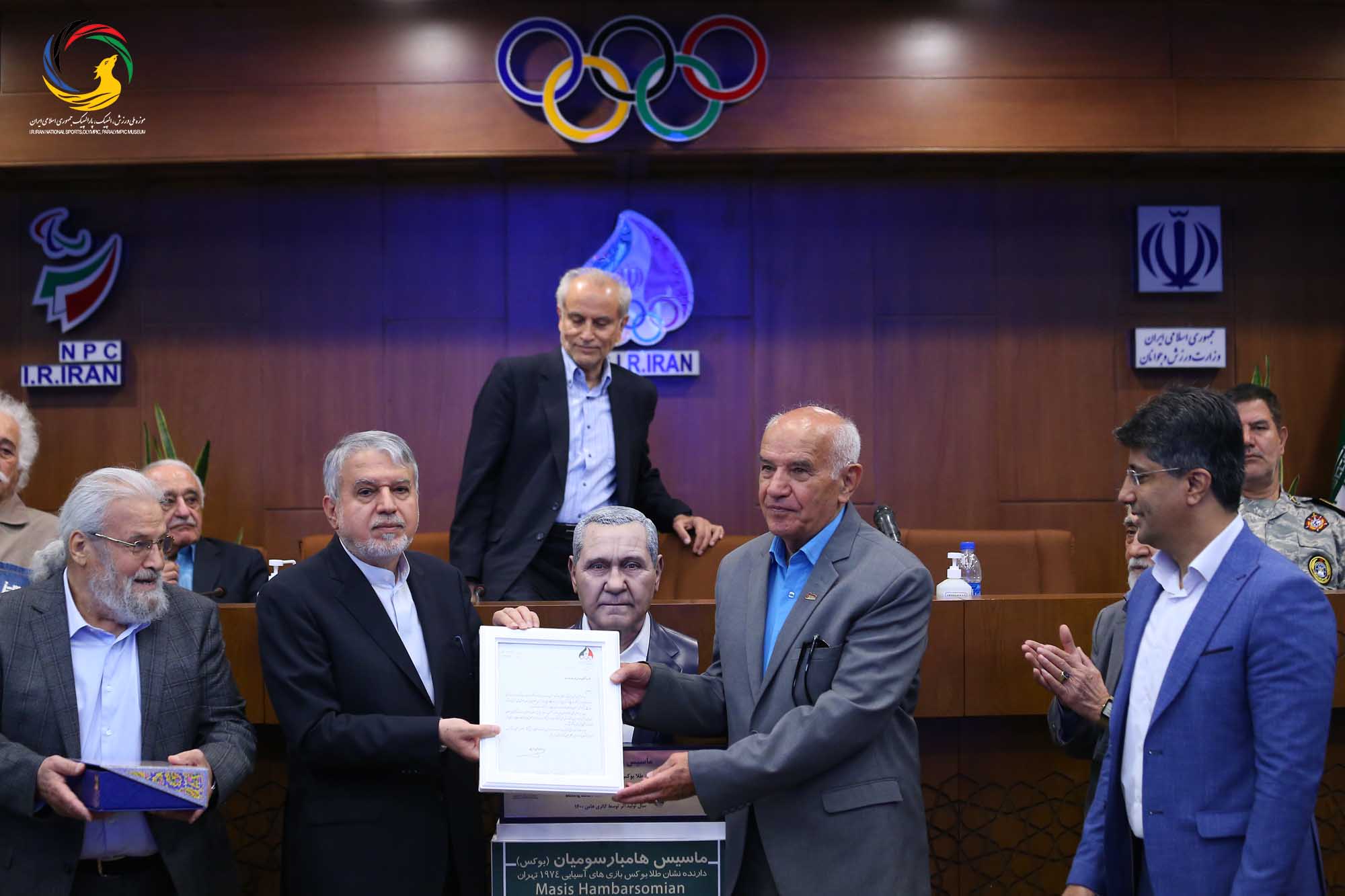 مراسم تجلیل از پیشکسوتان بوکس ایران و رونمایی از سردیس ماسیس هامبارسومیان