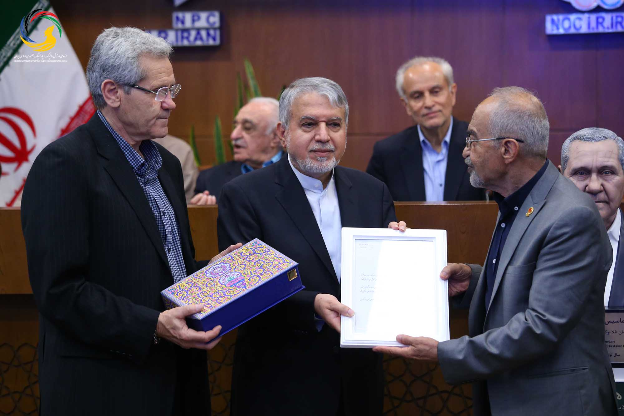 مراسم تجلیل از پیشکسوتان بوکس ایران و رونمایی از سردیس ماسیس هامبارسومیان