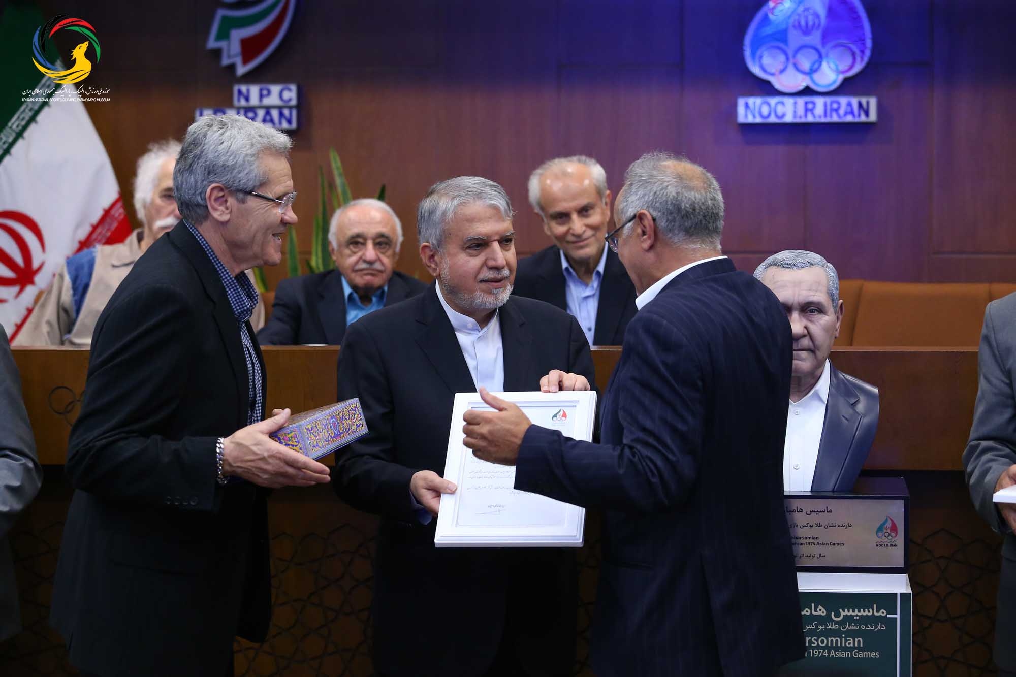 مراسم تجلیل از پیشکسوتان بوکس ایران و رونمایی از سردیس ماسیس هامبارسومیان