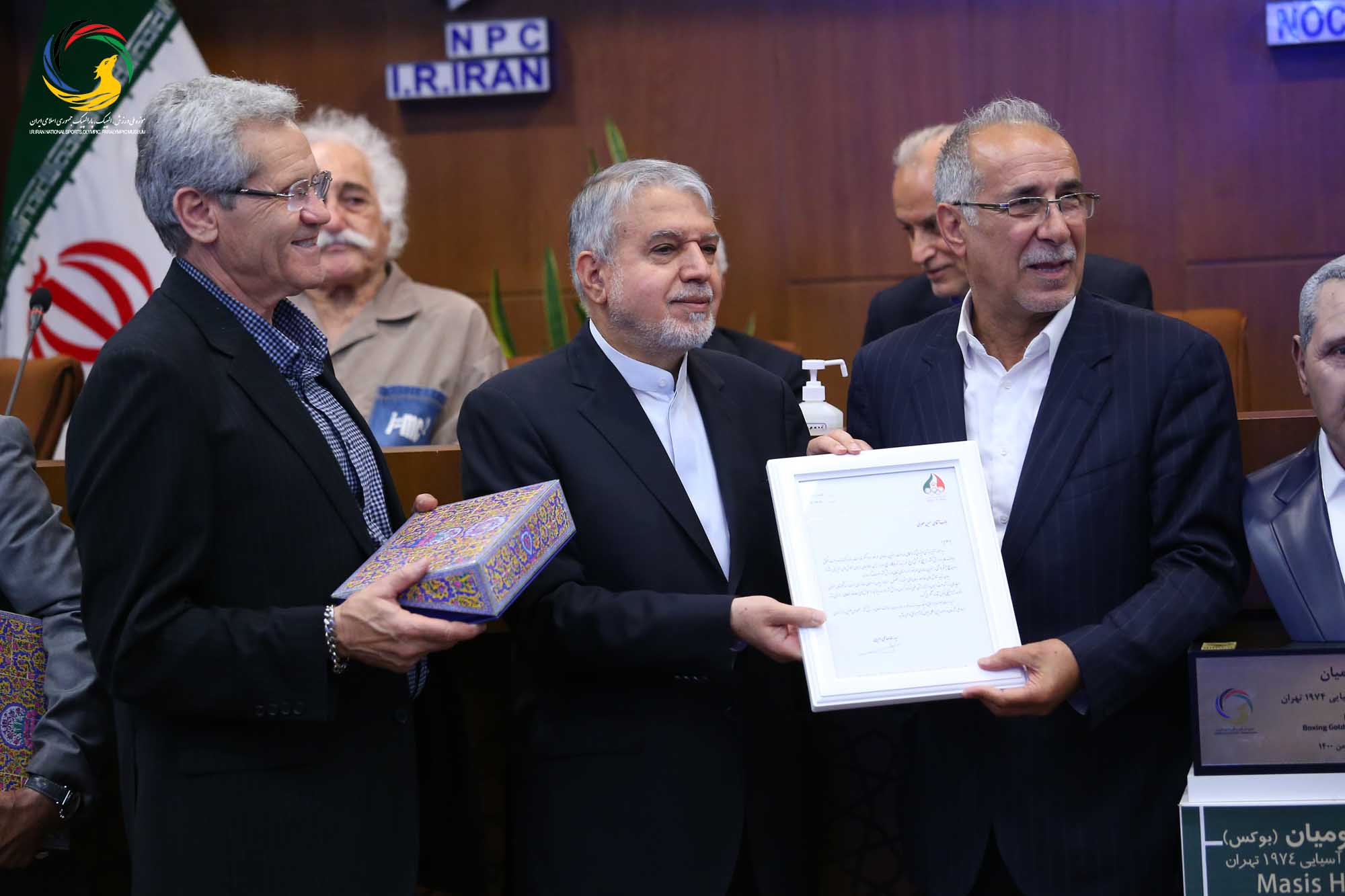 مراسم تجلیل از پیشکسوتان بوکس ایران و رونمایی از سردیس ماسیس هامبارسومیان