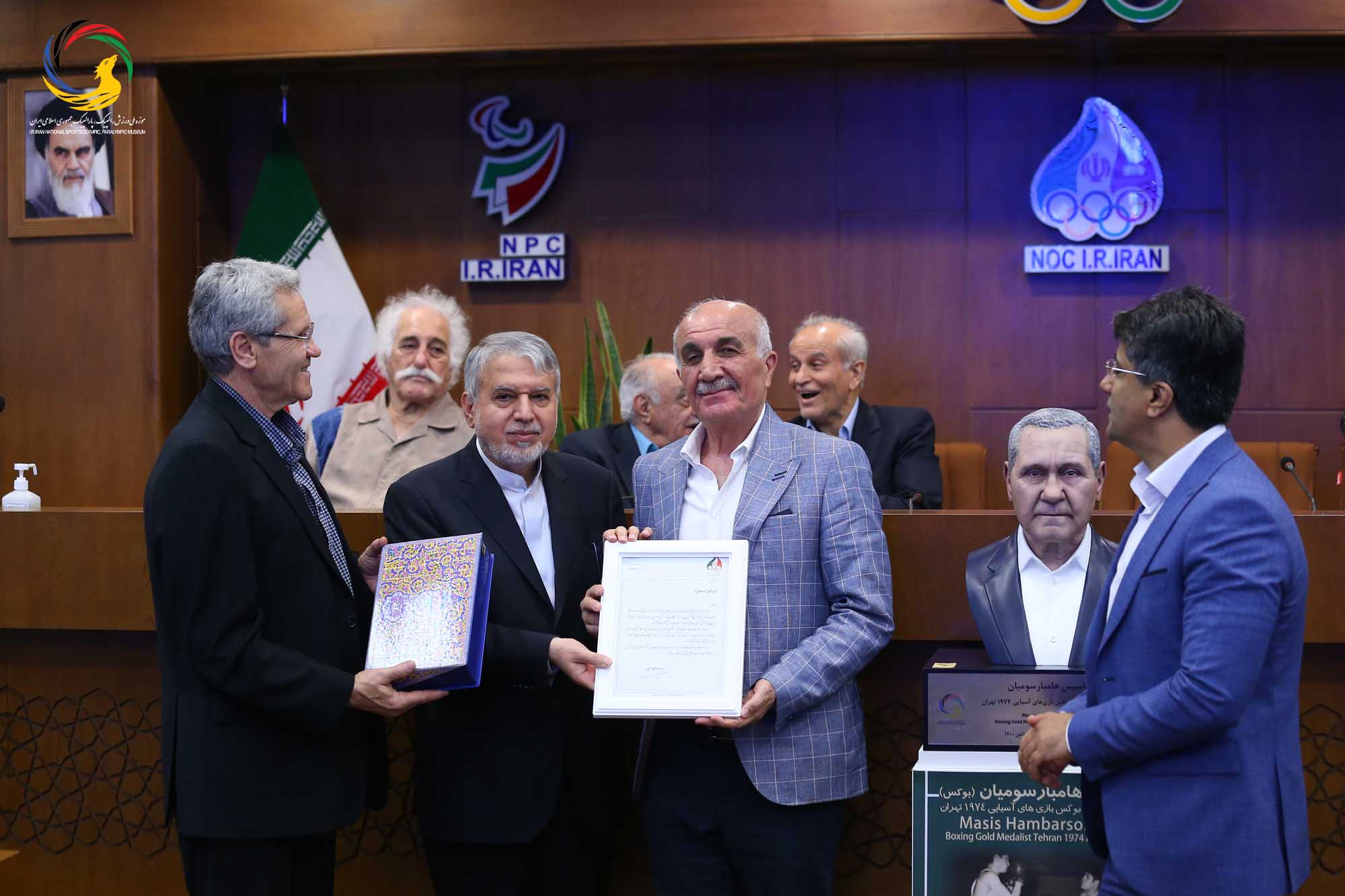 مراسم تجلیل از پیشکسوتان بوکس ایران و رونمایی از سردیس ماسیس هامبارسومیان