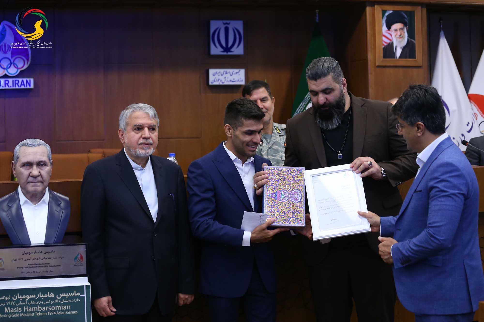 مراسم تجلیل از پیشکسوتان بوکس ایران و رونمایی از سردیس ماسیس هامبارسومیان