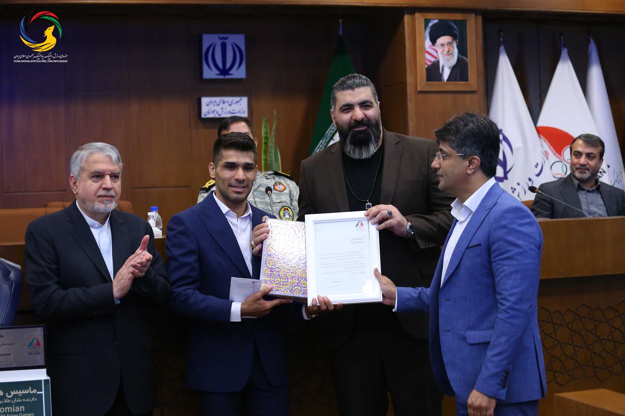 مراسم تجلیل از پیشکسوتان بوکس ایران و رونمایی از سردیس ماسیس هامبارسومیان