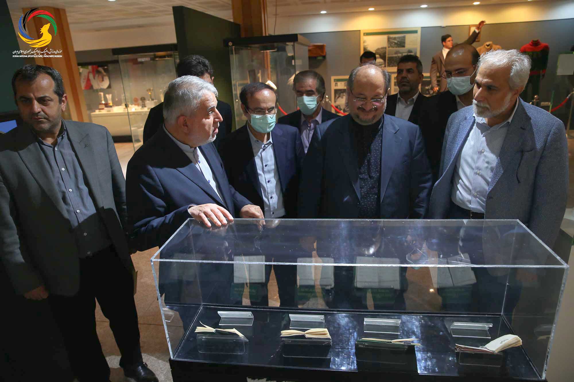 بازدید محمد شریعتمداری وزیر سابق تعاون، کار و رفاه اجتماعی از موزه ملی ورزش، المپیک، پارالمپیک