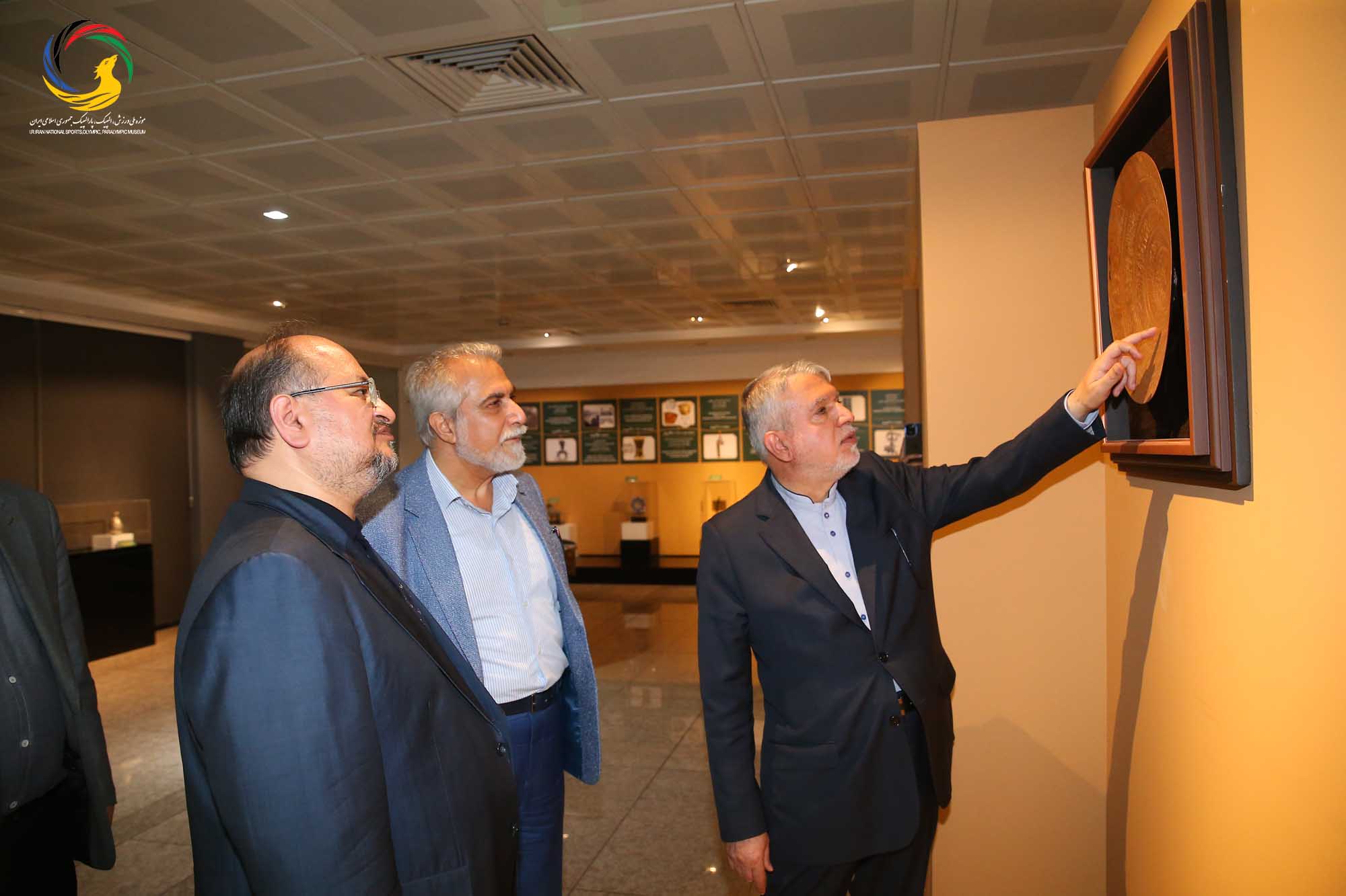 بازدید محمد شریعتمداری وزیر سابق تعاون، کار و رفاه اجتماعی از موزه ملی ورزش، المپیک، پارالمپیک